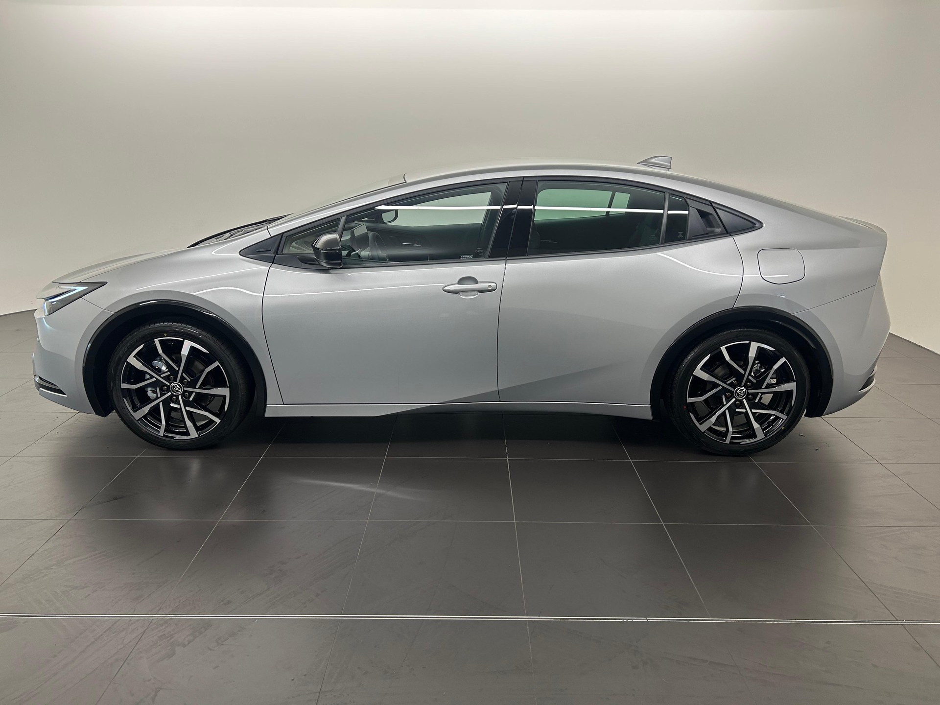 TOYOTA Prius 2.0 Plug-In-Hybrid Style-showroom-element-2