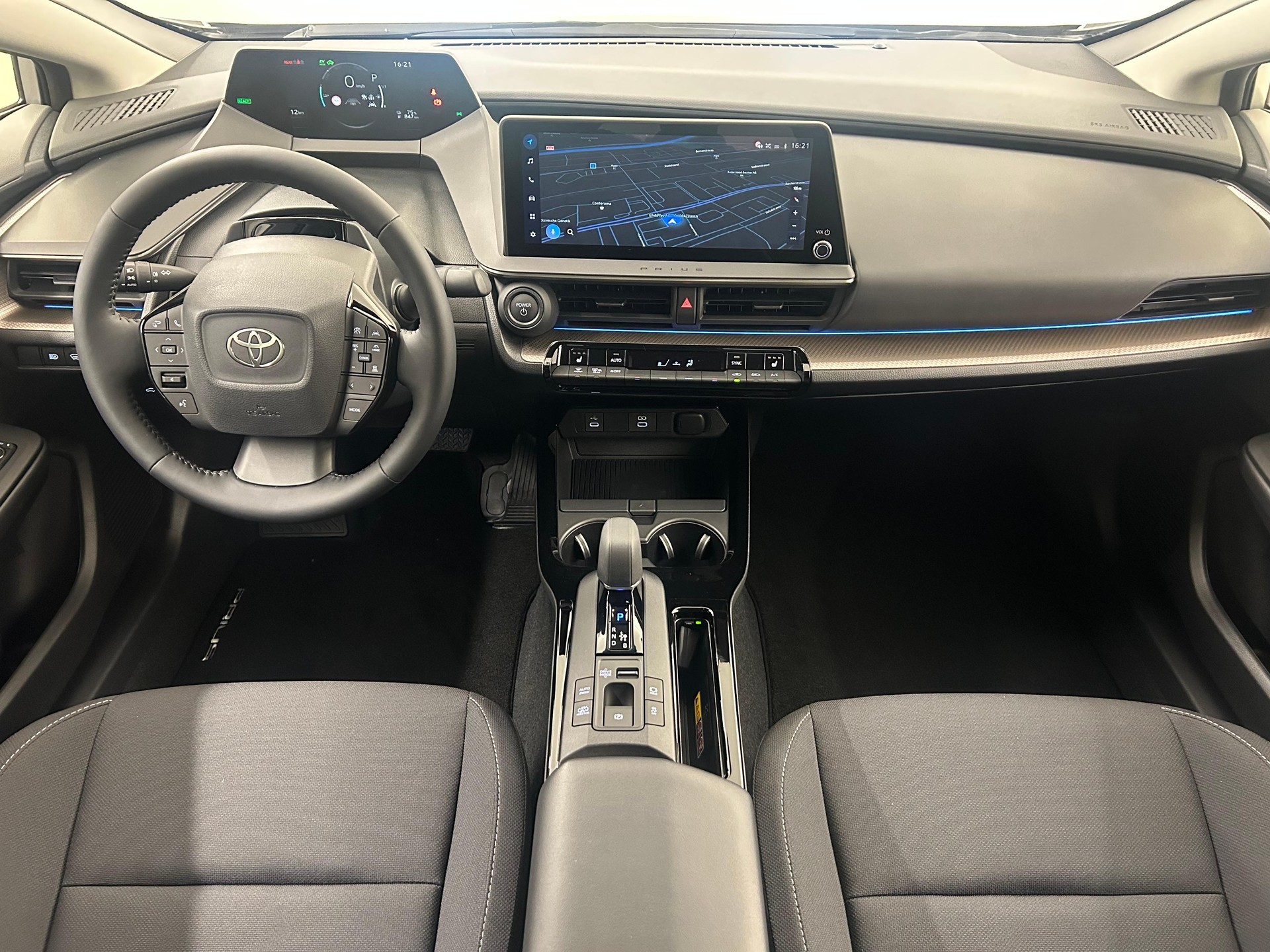 TOYOTA Prius 2.0 Plug-In-Hybrid Style-image-6