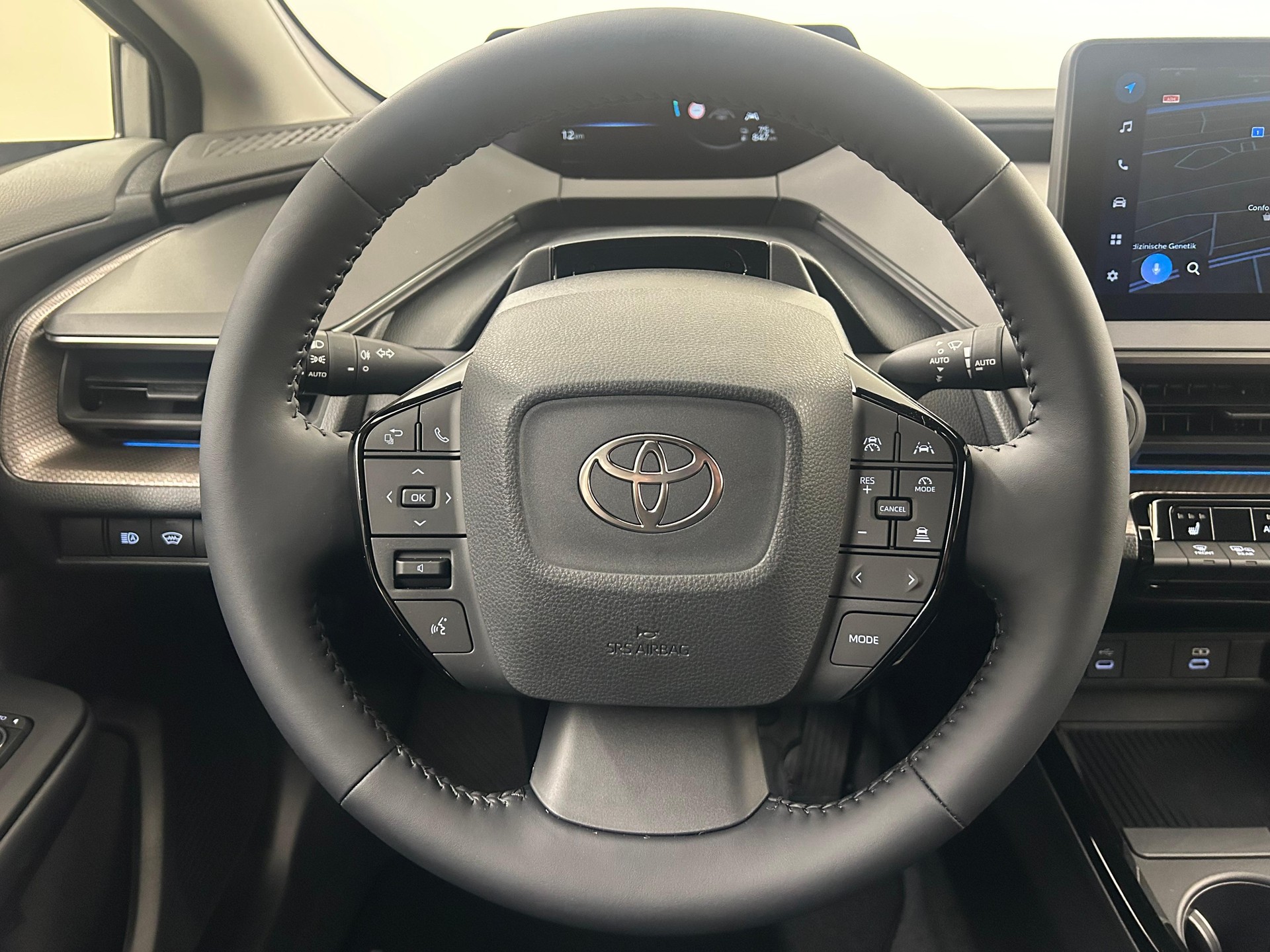 TOYOTA Prius 2.0 Plug-In-Hybrid Style-image-7