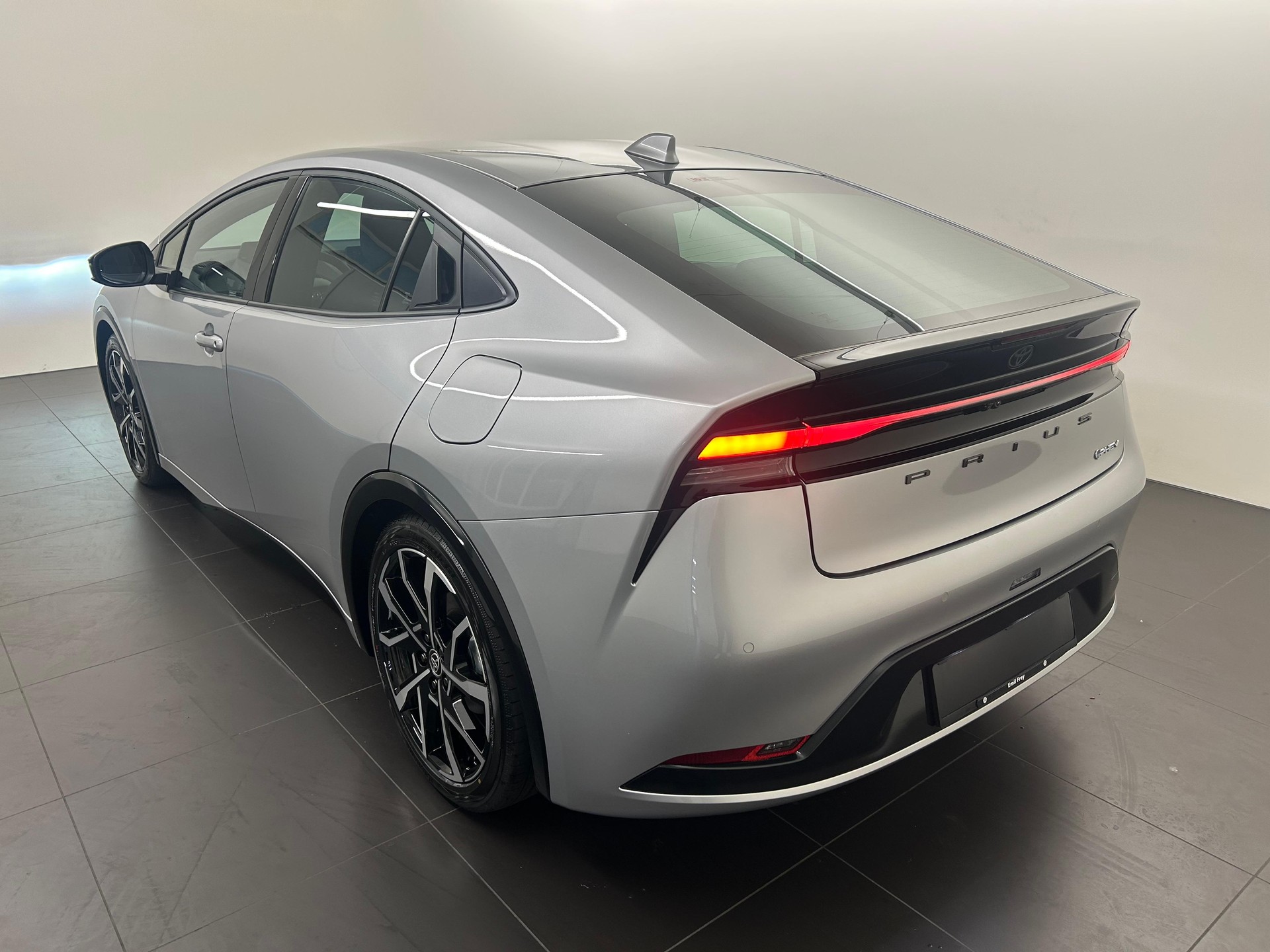 TOYOTA Prius 2.0 Plug-In-Hybrid Style-showroom-element-3