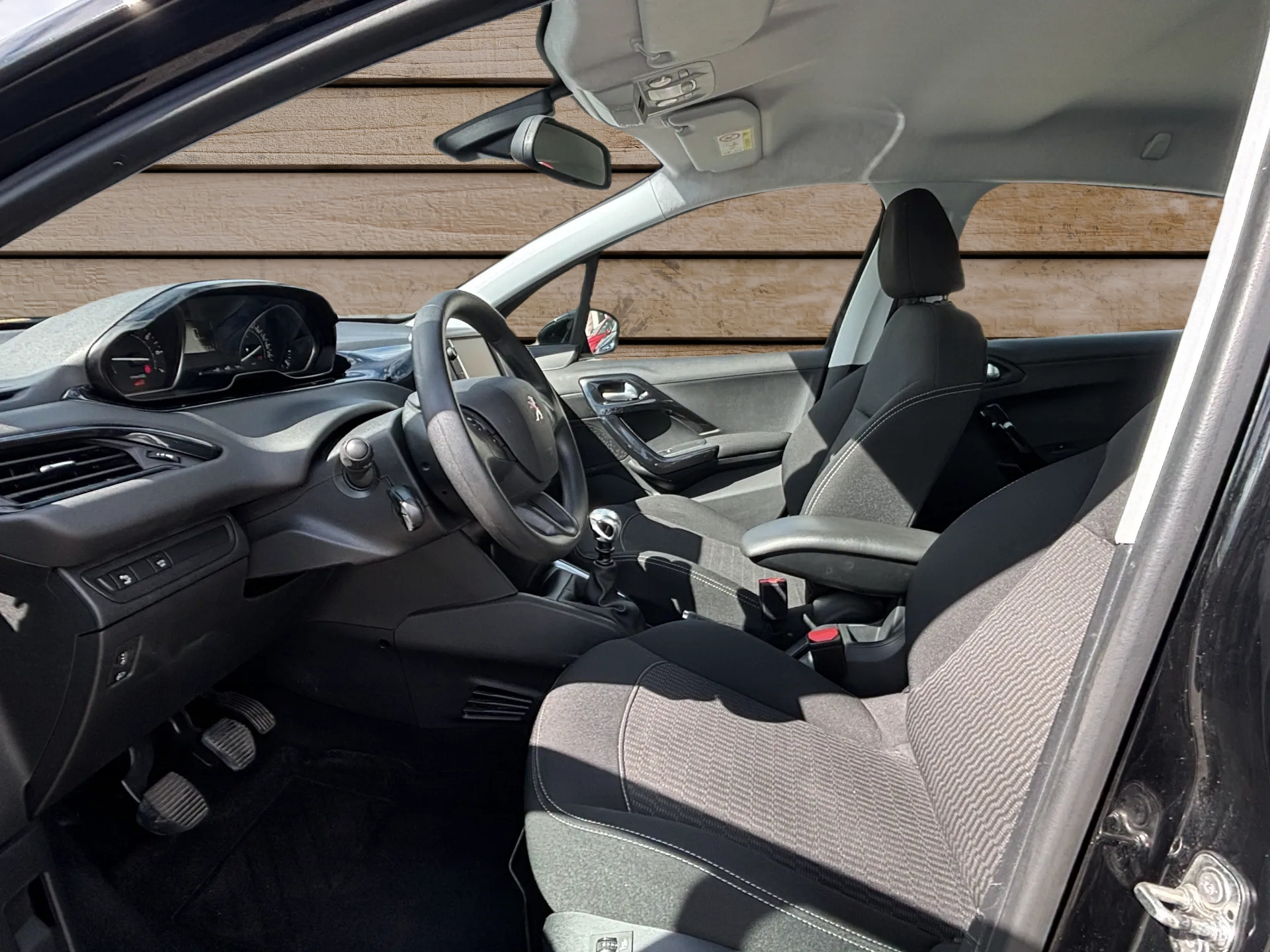PEUGEOT 208 1.2 PureTech Allure-image-5