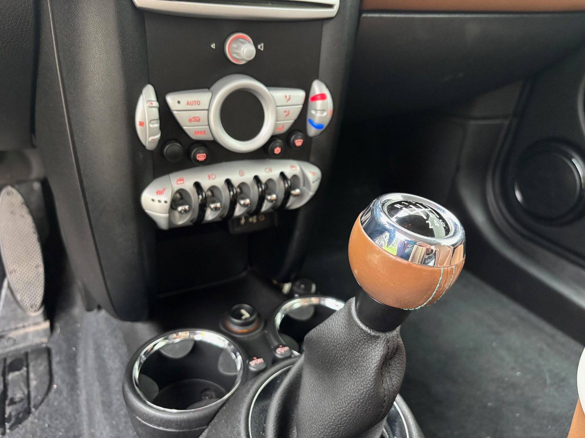 MINI R56 1.6i Cooper-image-11