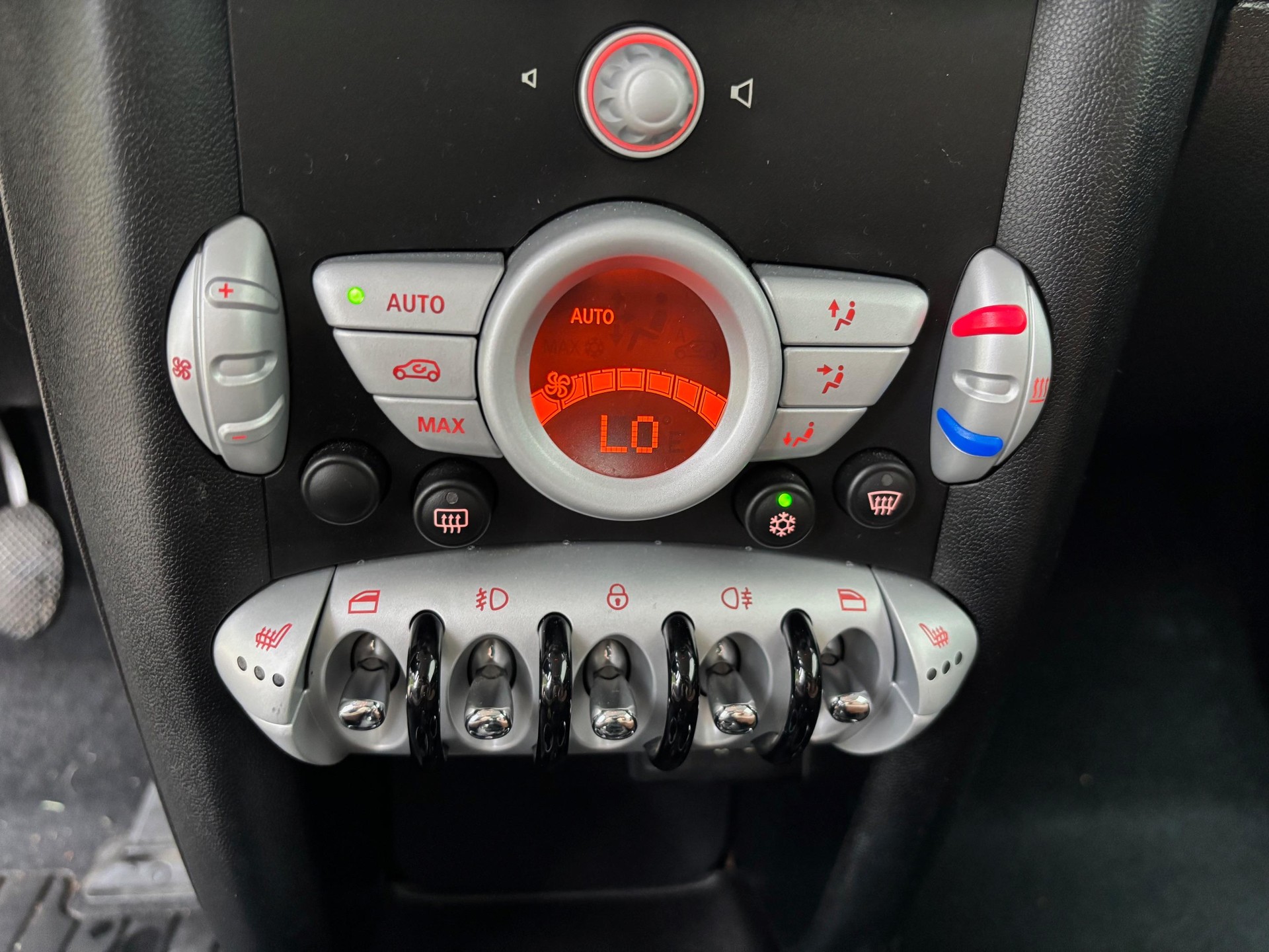 MINI R56 1.6i Cooper-image-13