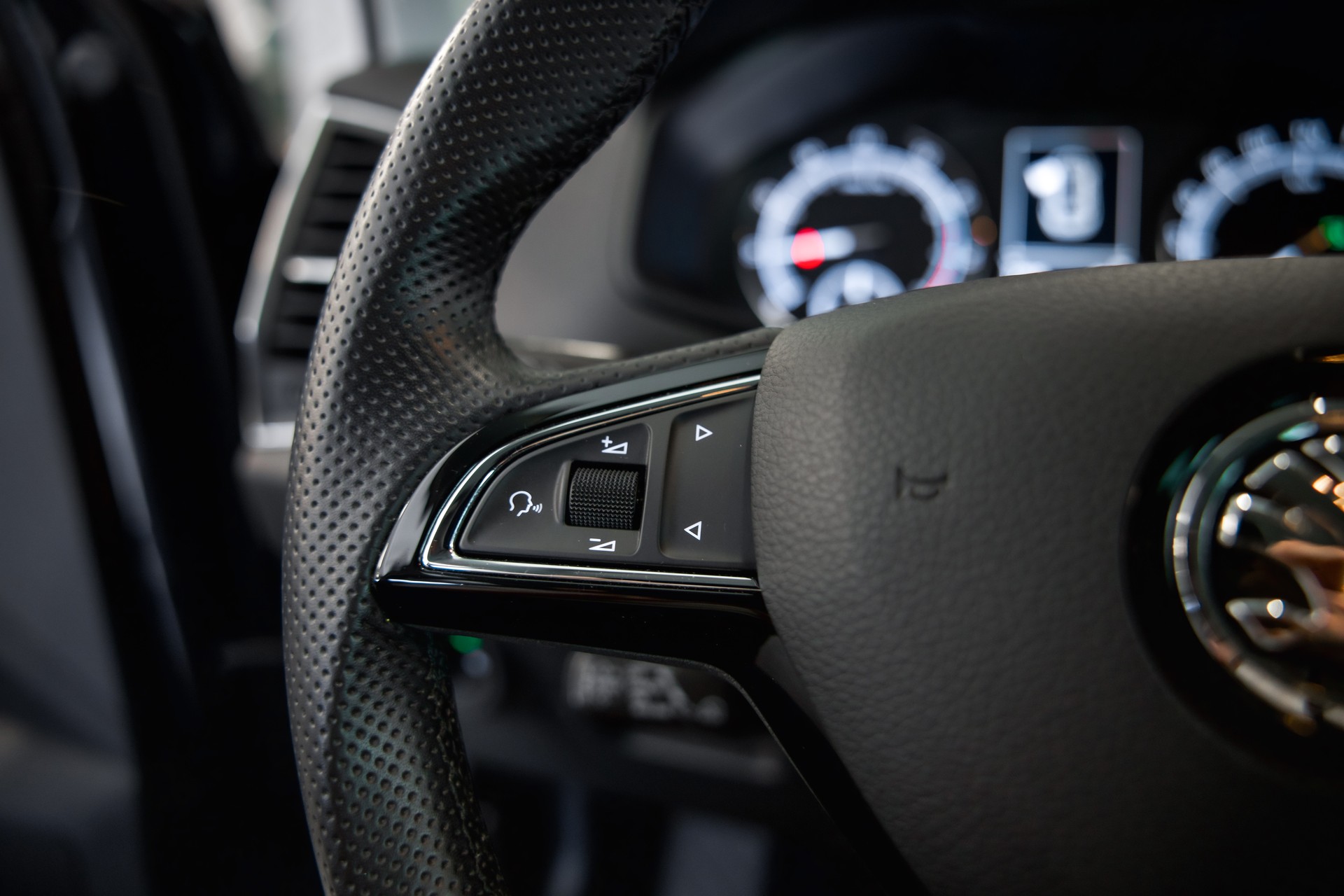 SKODA Karoq 1.0 TSI Ambition DSG-image-24
