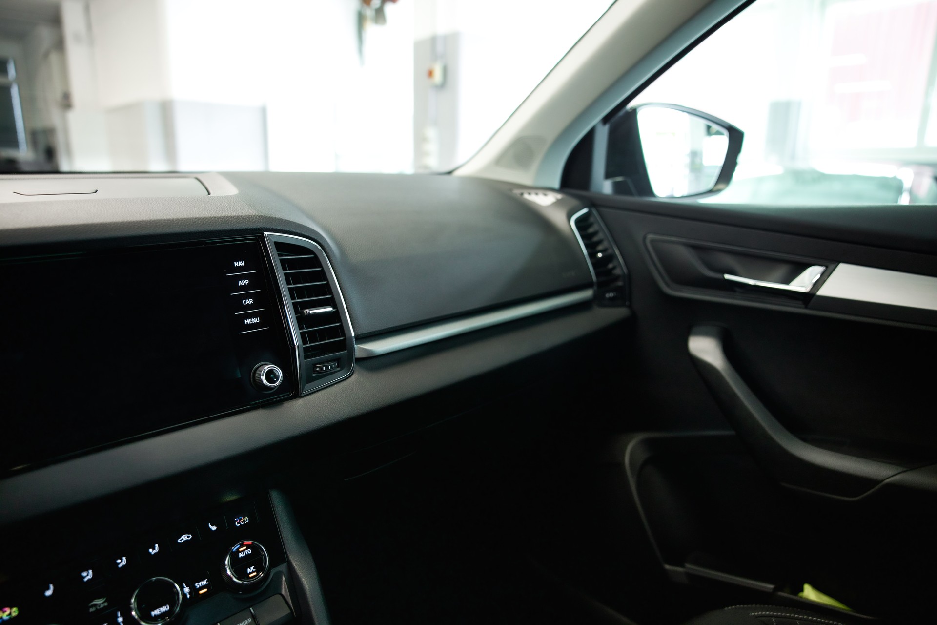 SKODA Karoq 1.0 TSI Ambition DSG-image-28