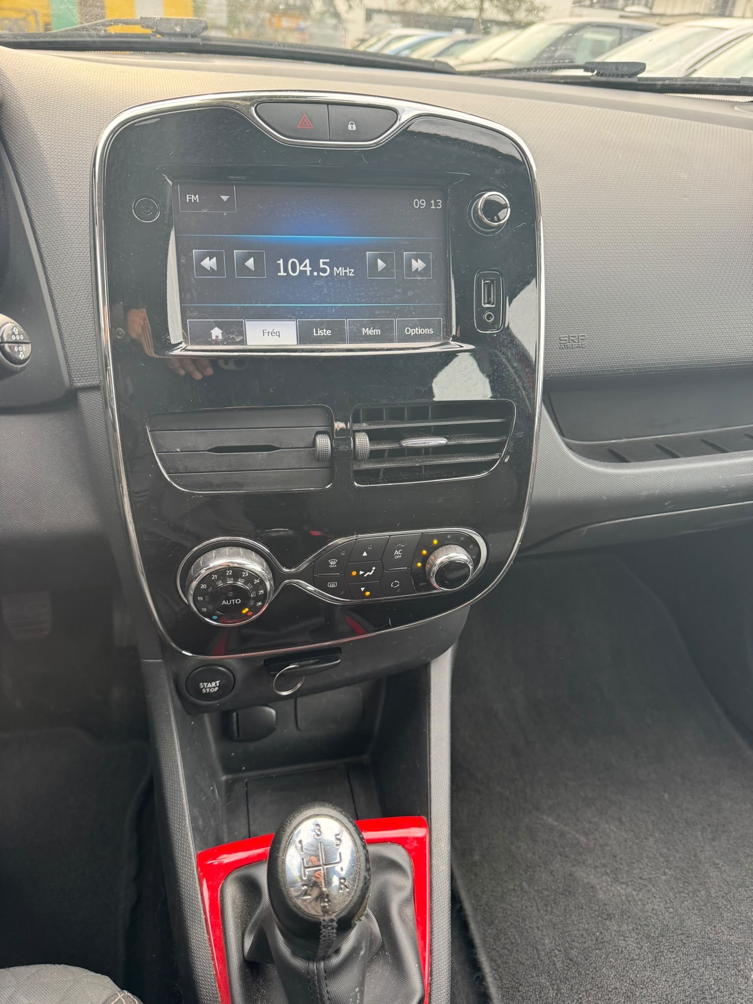 RENAULT Clio 0.9 12V Swiss Edition-image-15