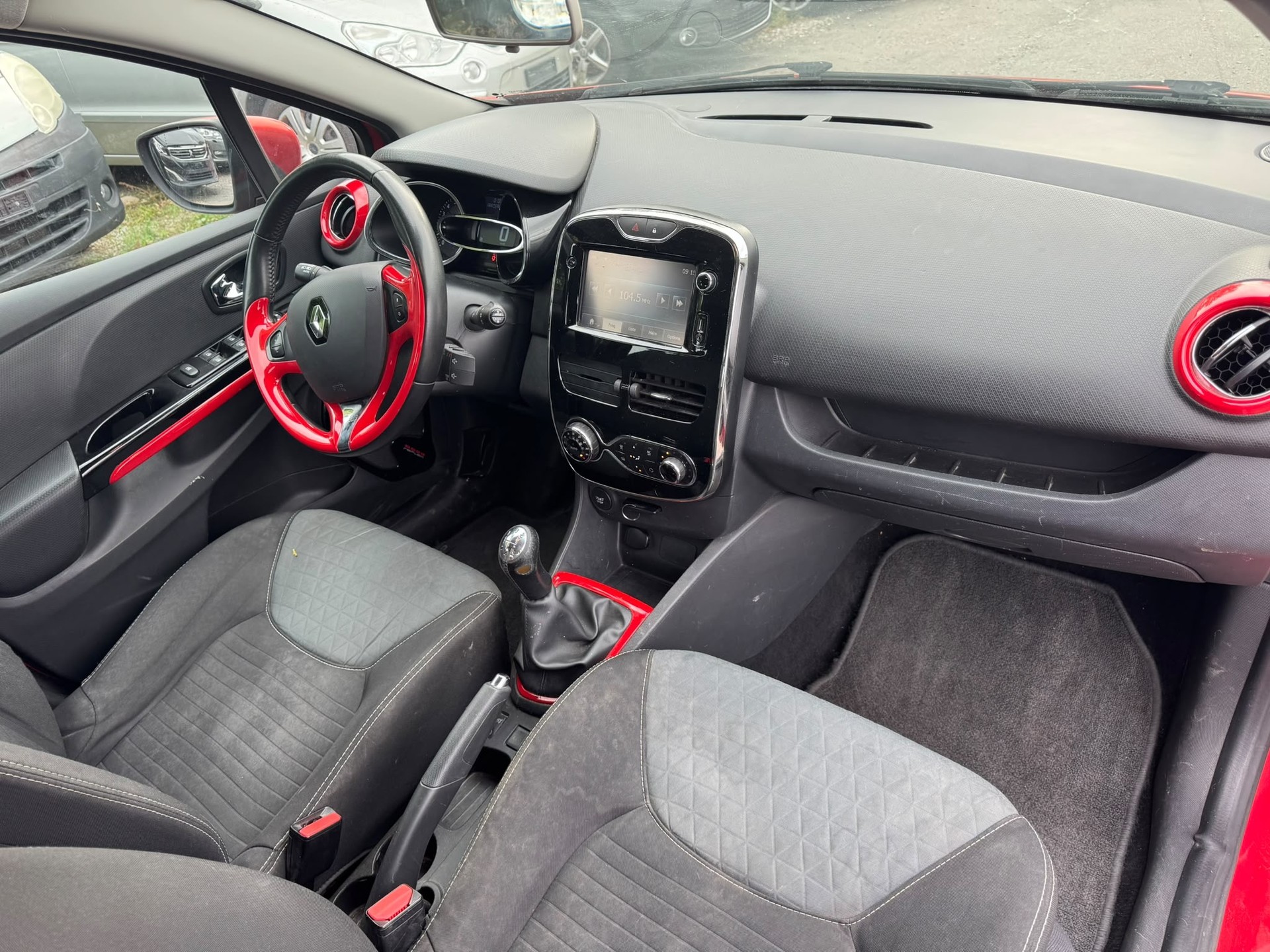 RENAULT Clio 0.9 12V Swiss Edition-image-8