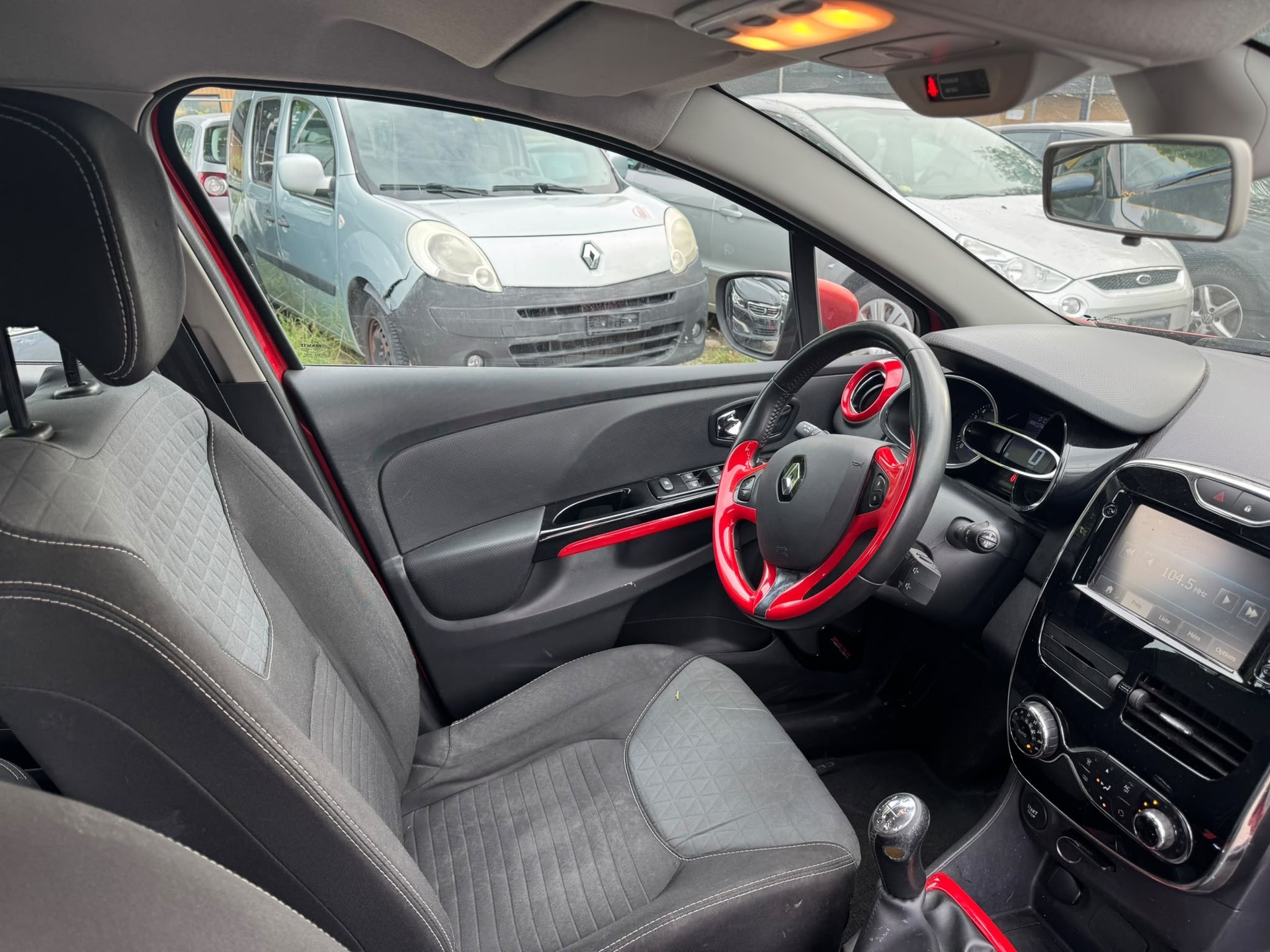 RENAULT Clio 0.9 12V Swiss Edition-image-12