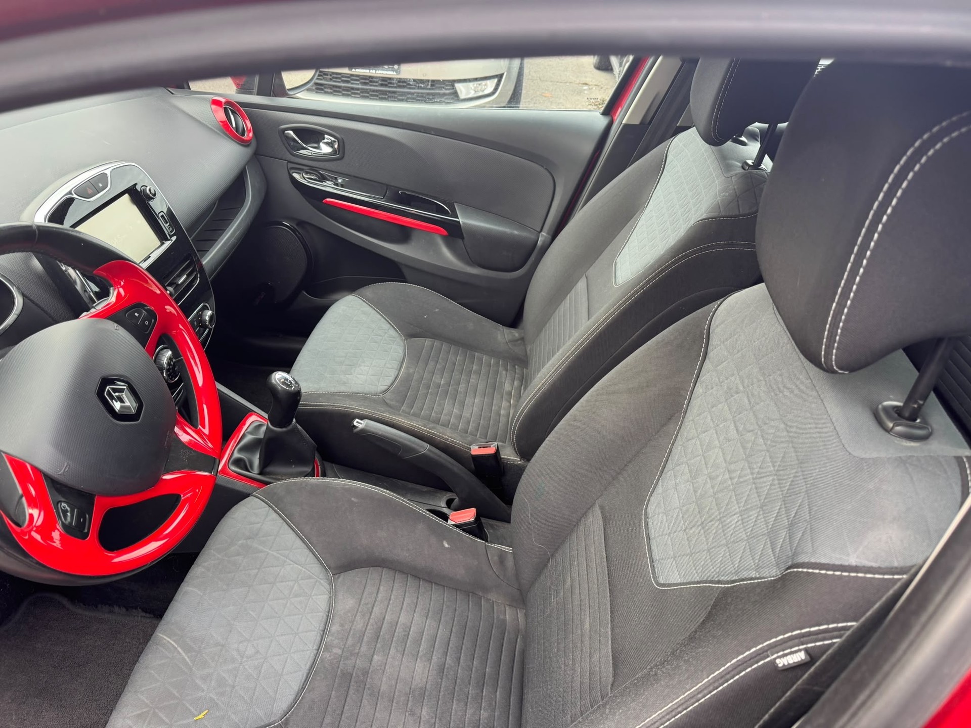 RENAULT Clio 0.9 12V Swiss Edition-image-14