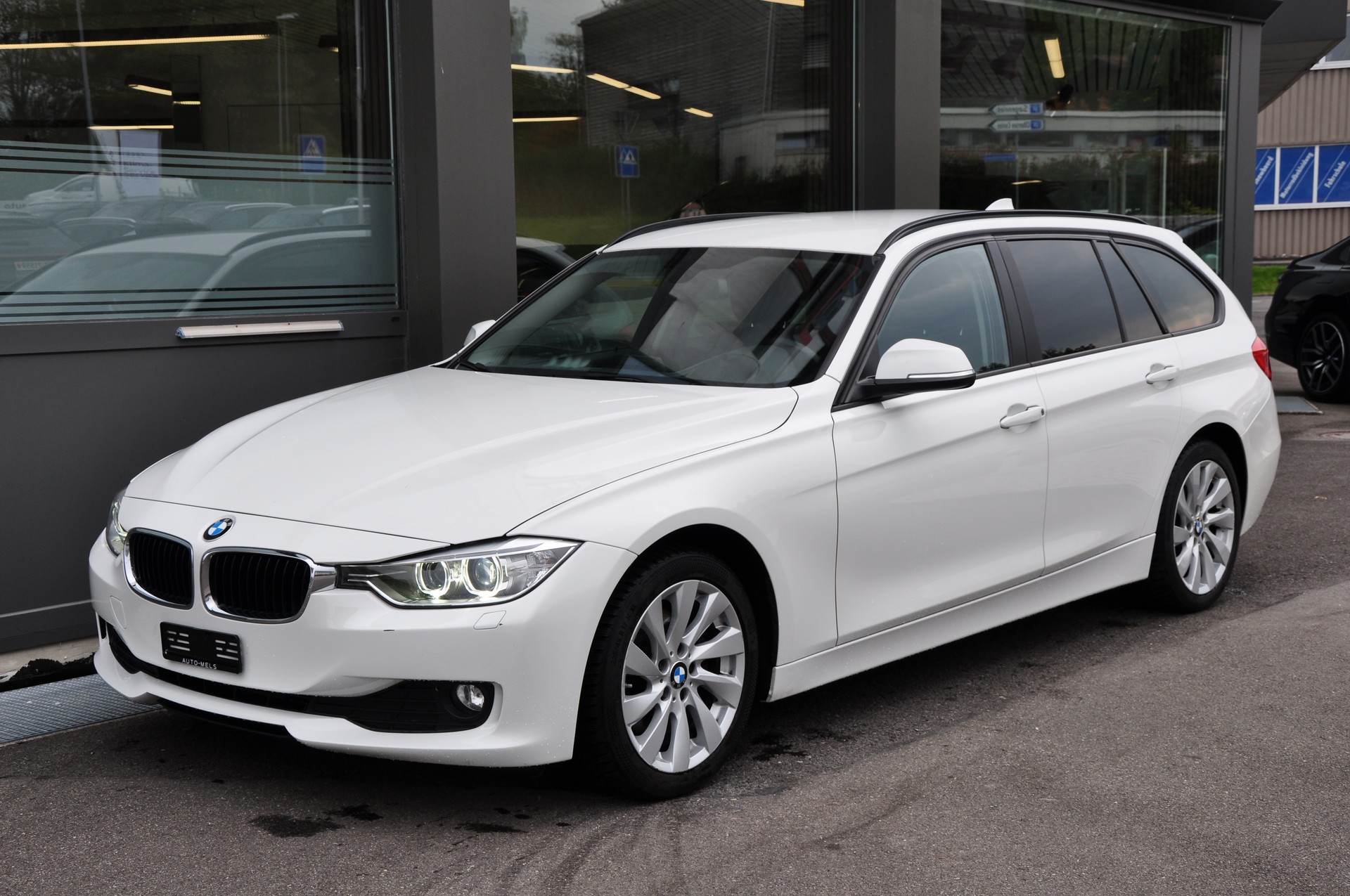 BMW 320d Touring Steptronic-showroom-element-3