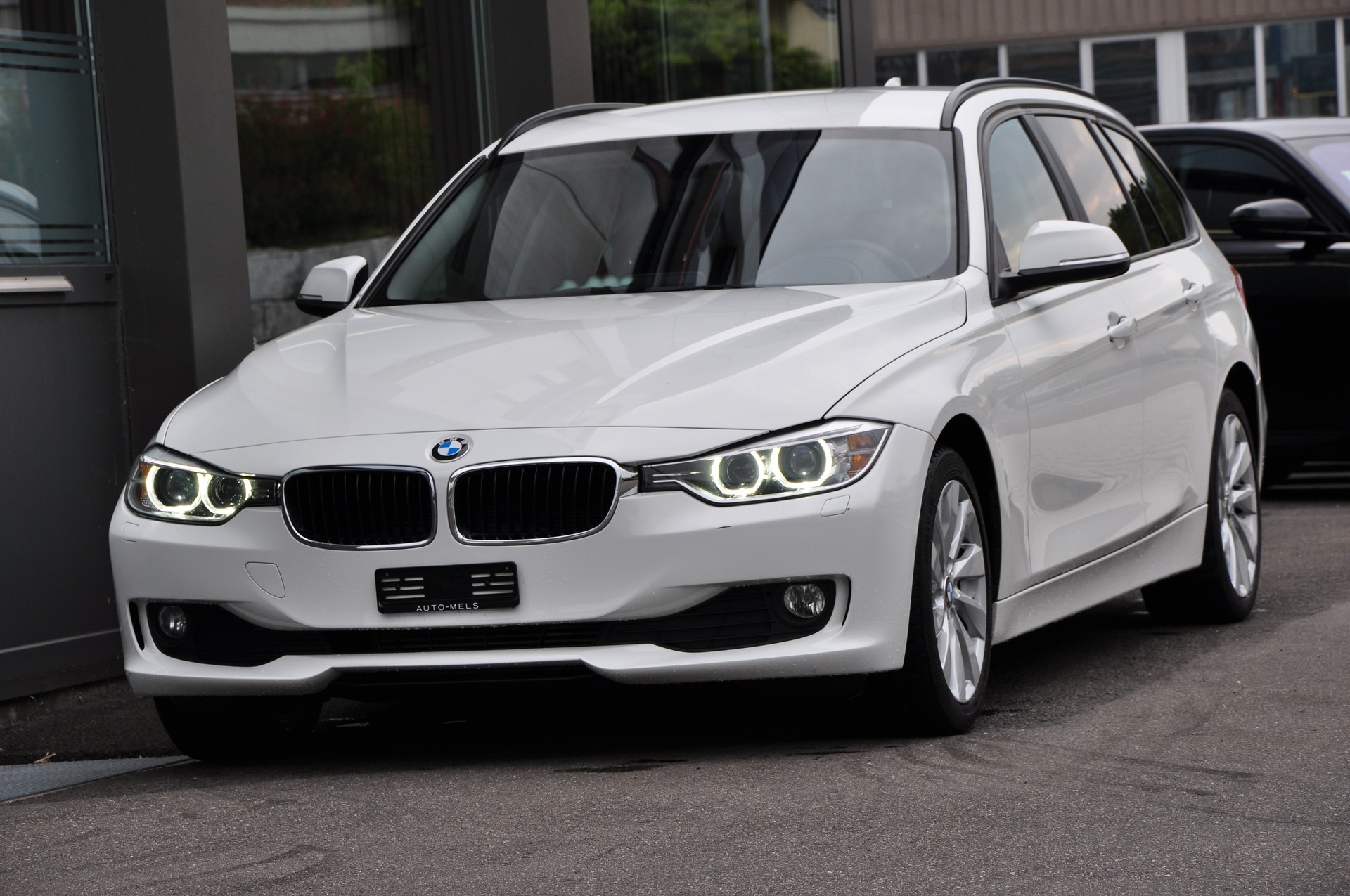BMW 320d Touring Steptronic-showroom-element-2