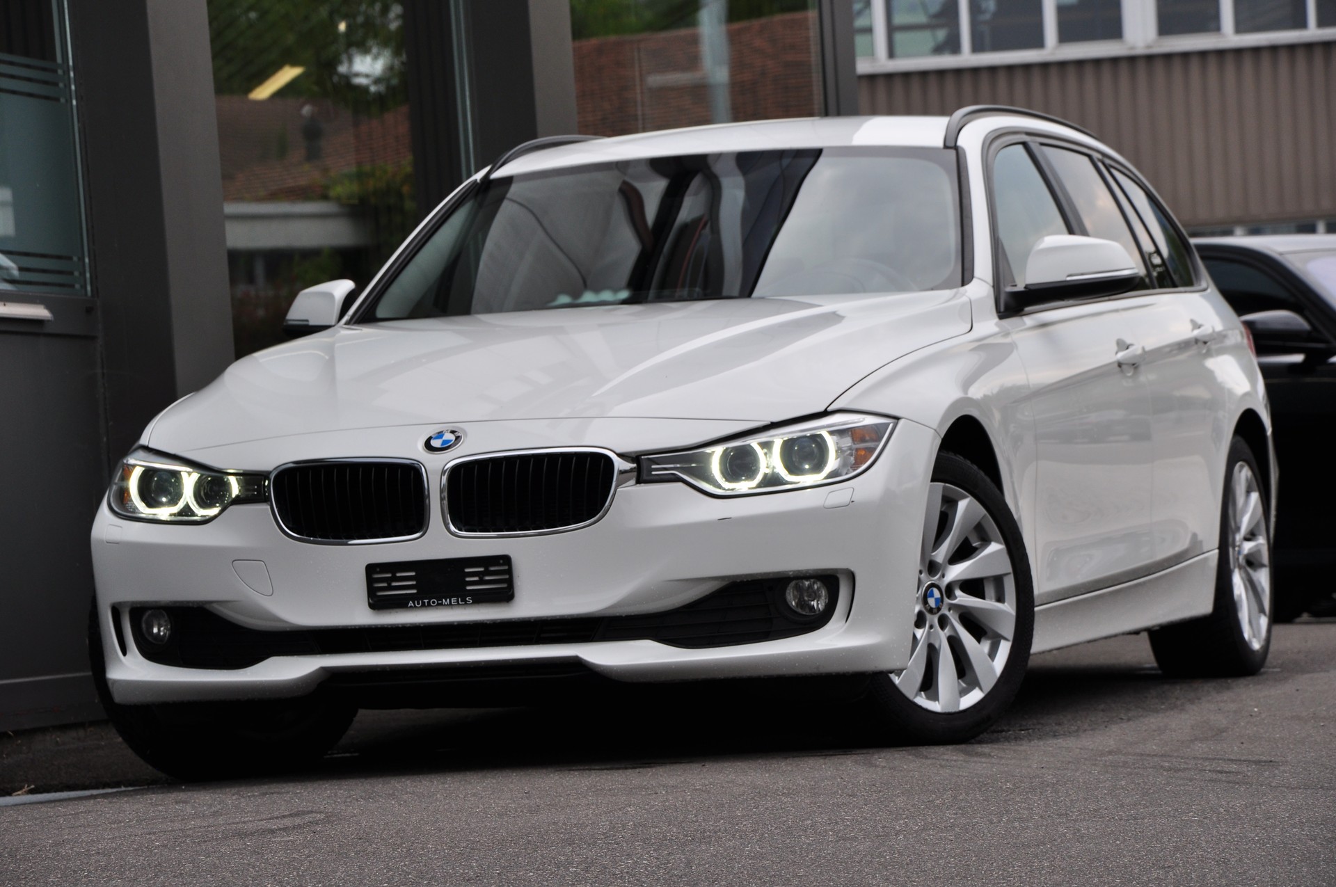 BMW 320d Touring Steptronic-showroom-element-1