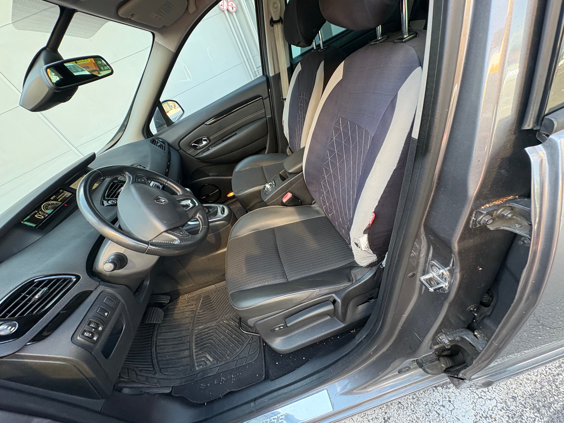 RENAULT Grand Scénic 1.5 dCi Dynamique EDC-image-7