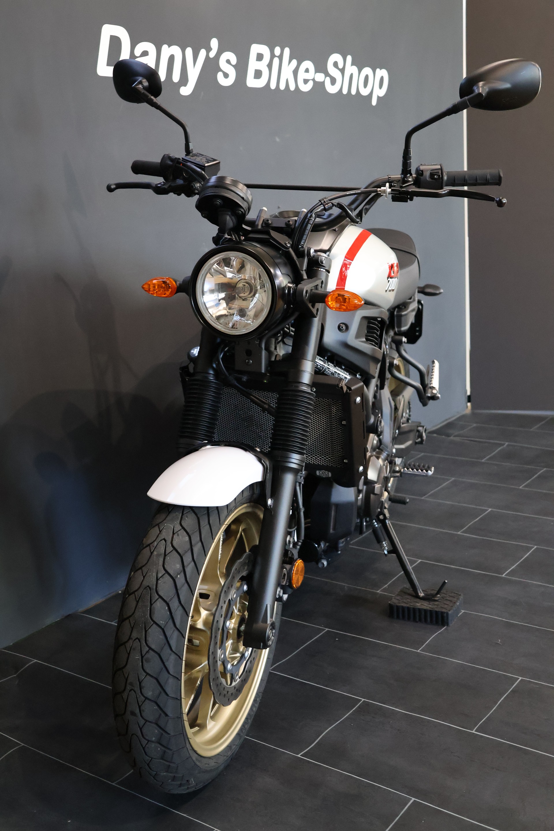 YAMAHA XSR 700 XTribute-showroom-element-1