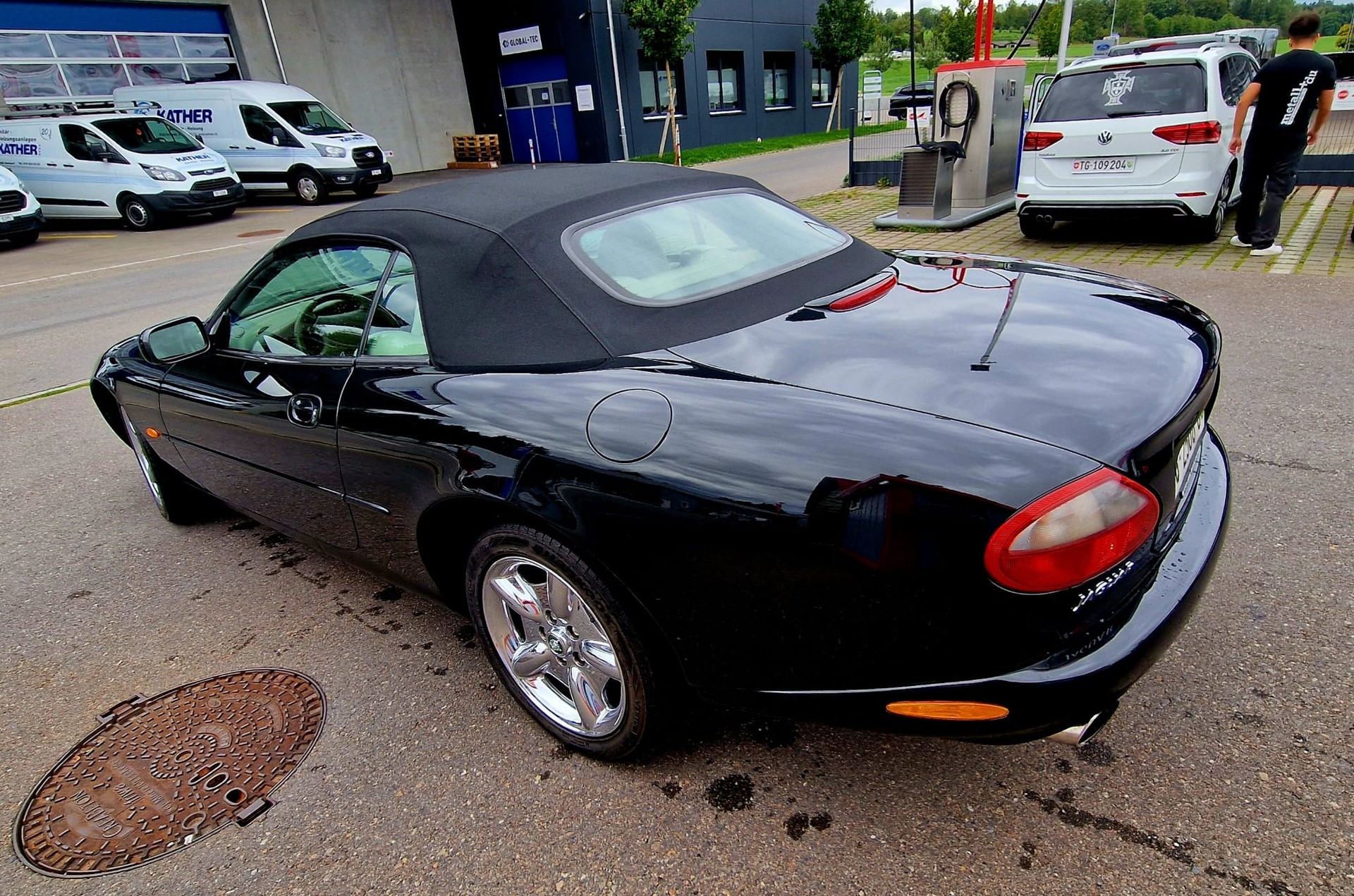 JAGUAR XK8 Convertible-image-3