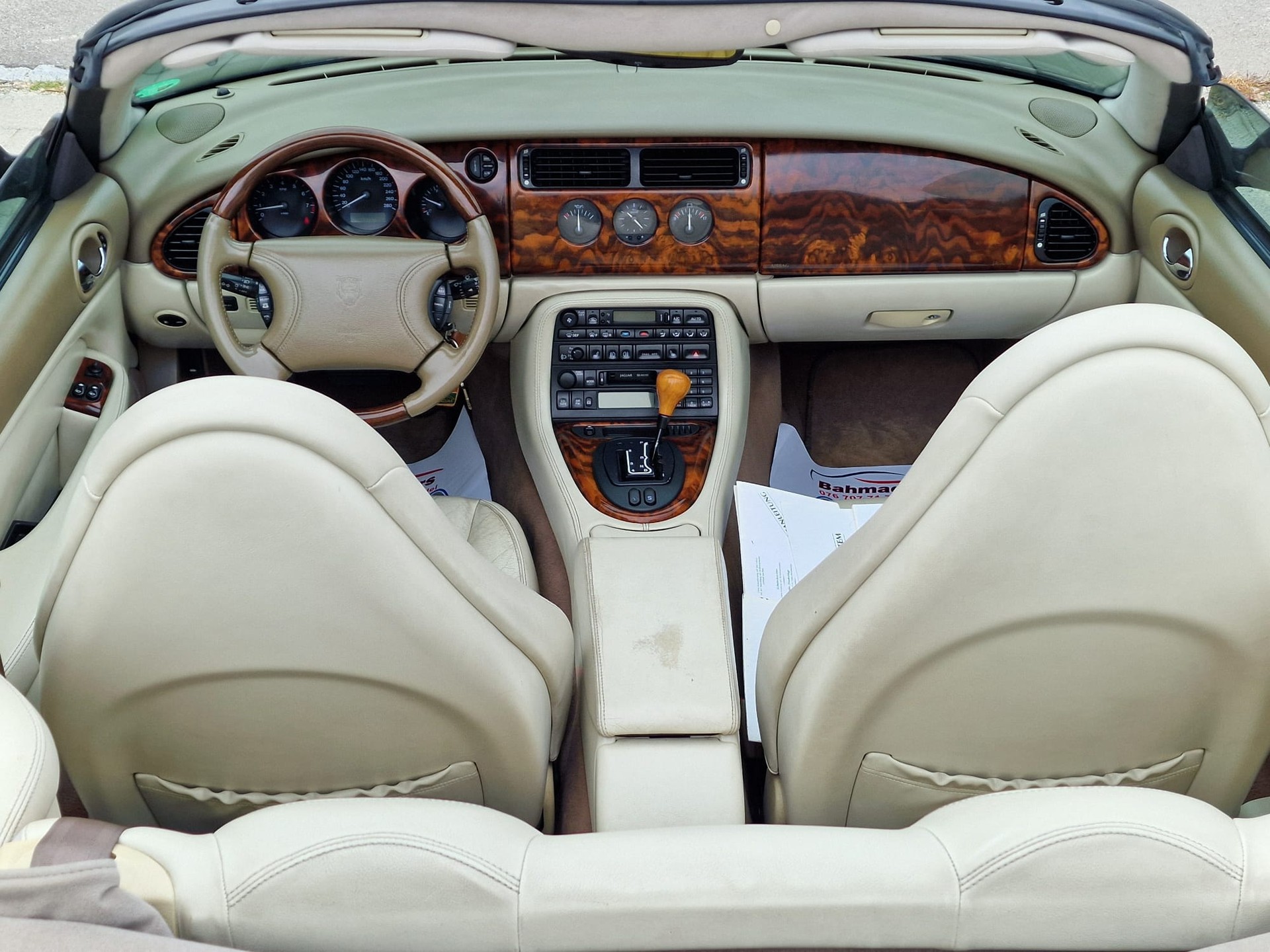 JAGUAR XK8 Convertible-image-9