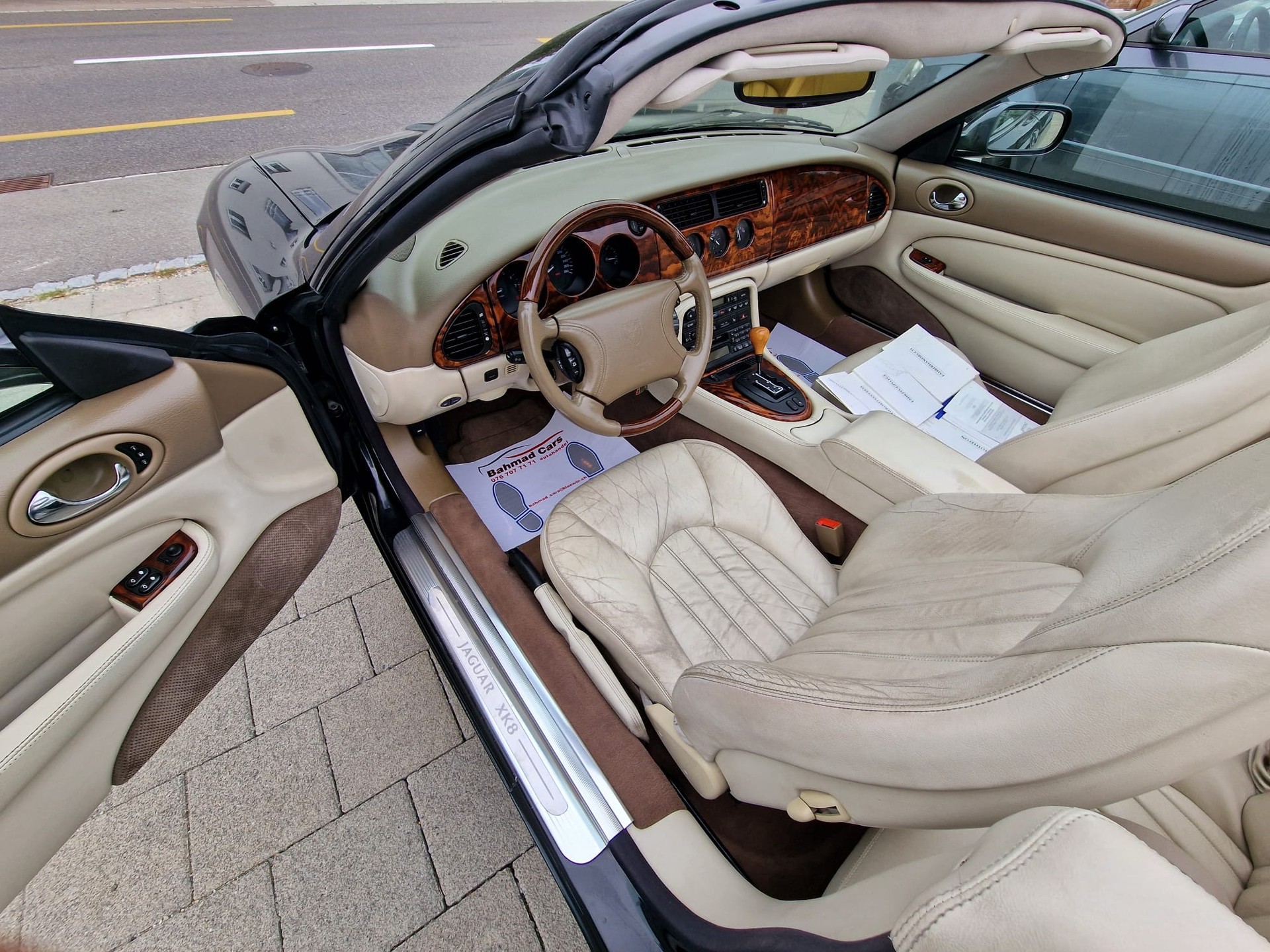 JAGUAR XK8 Convertible-image-11