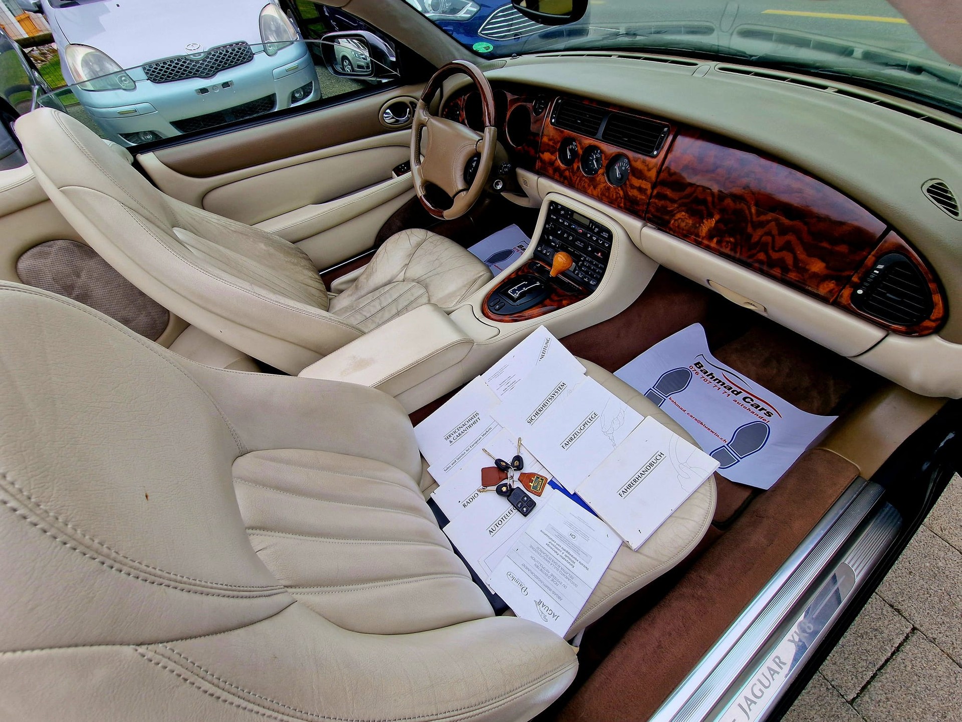 JAGUAR XK8 Convertible-image-10
