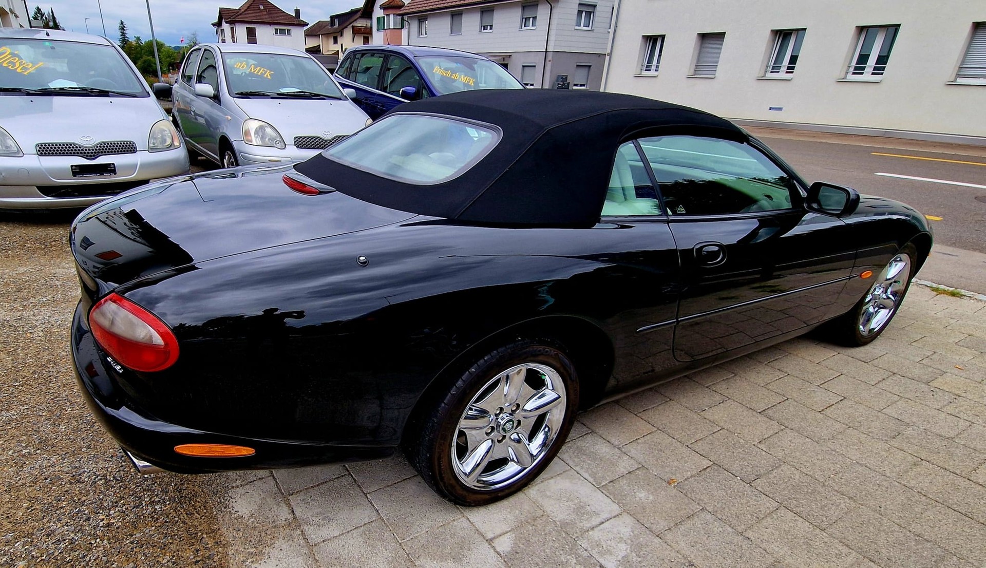 JAGUAR XK8 Convertible-image-8