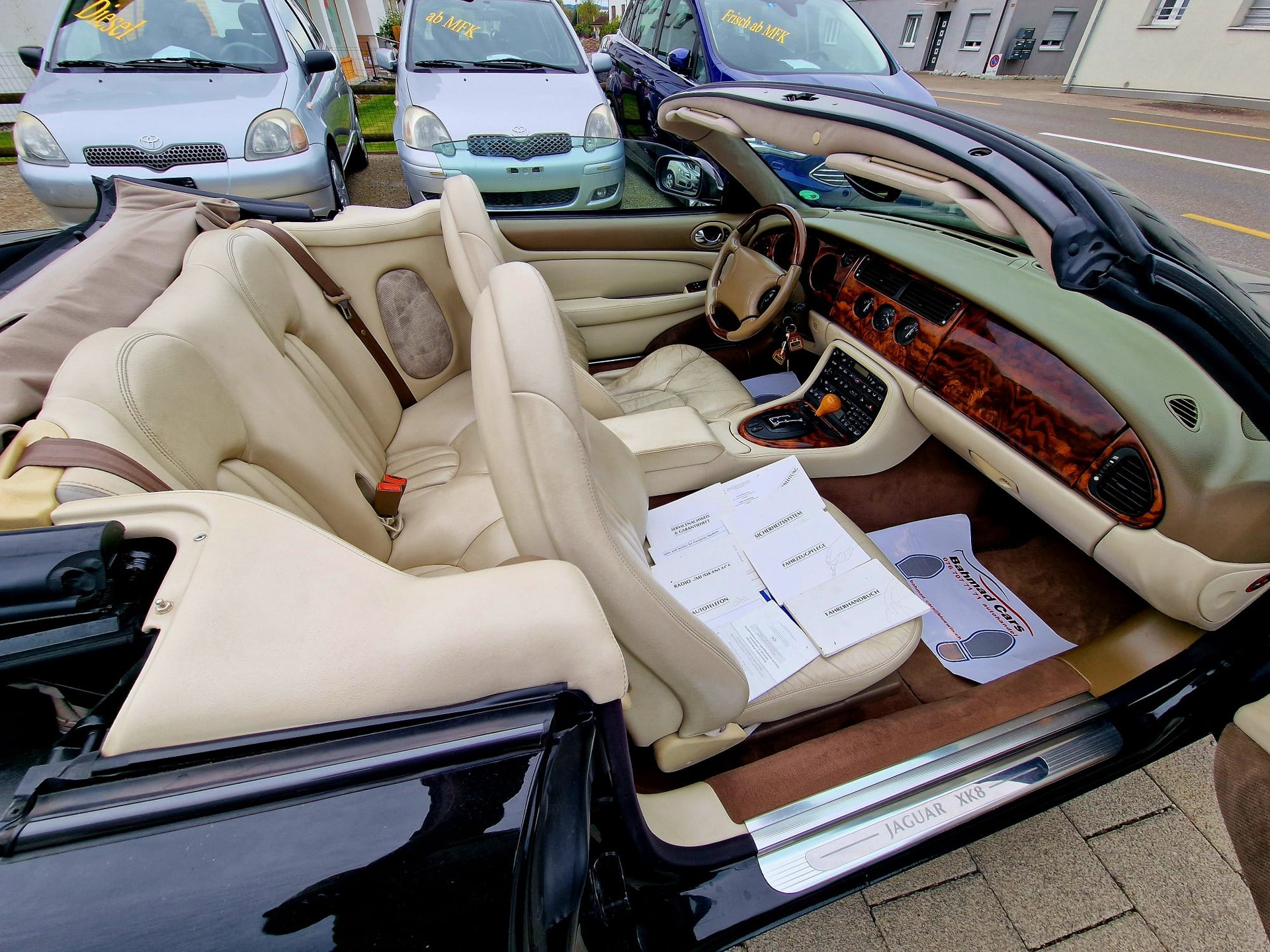 JAGUAR XK8 Convertible-image-14