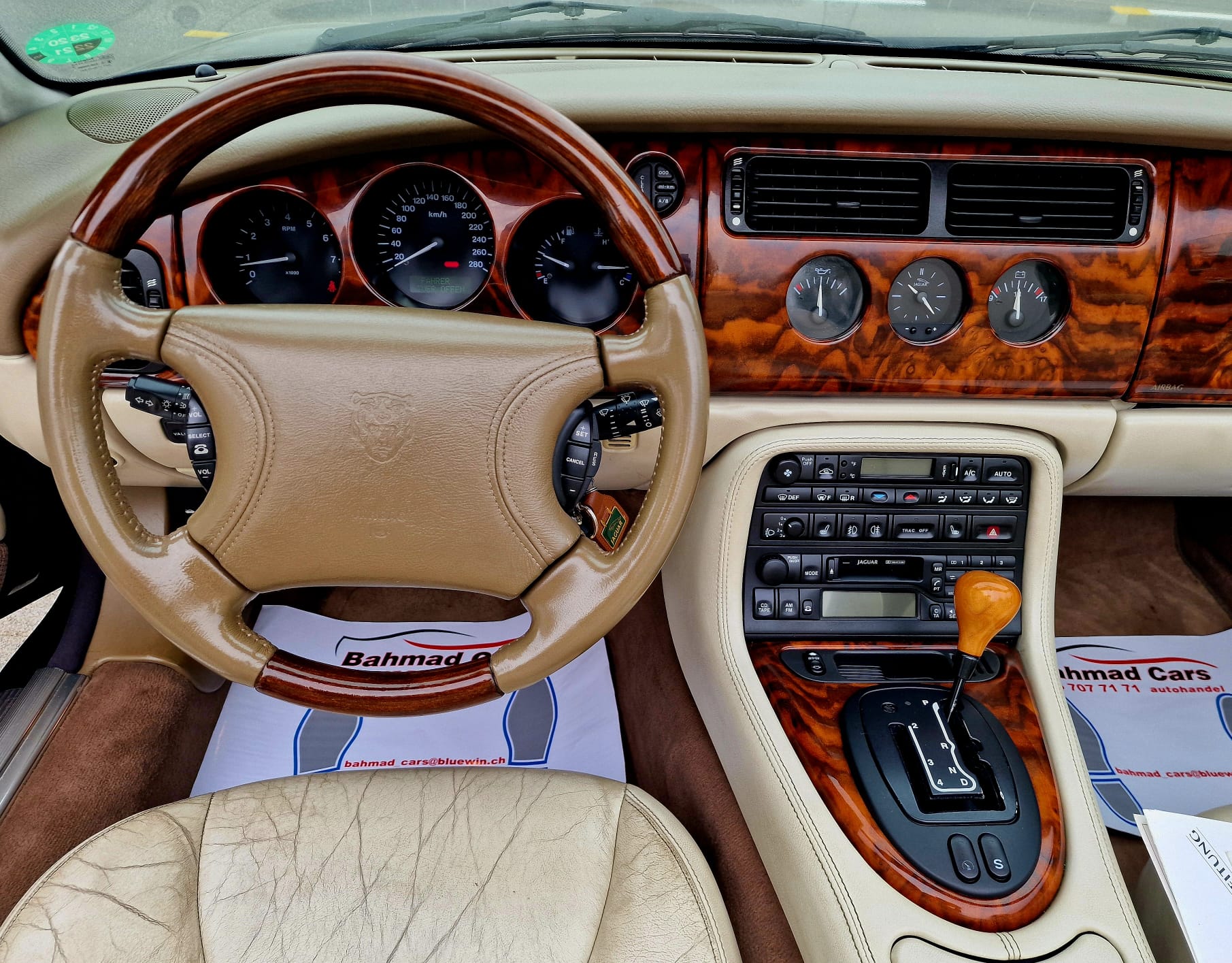 JAGUAR XK8 Convertible-image-13