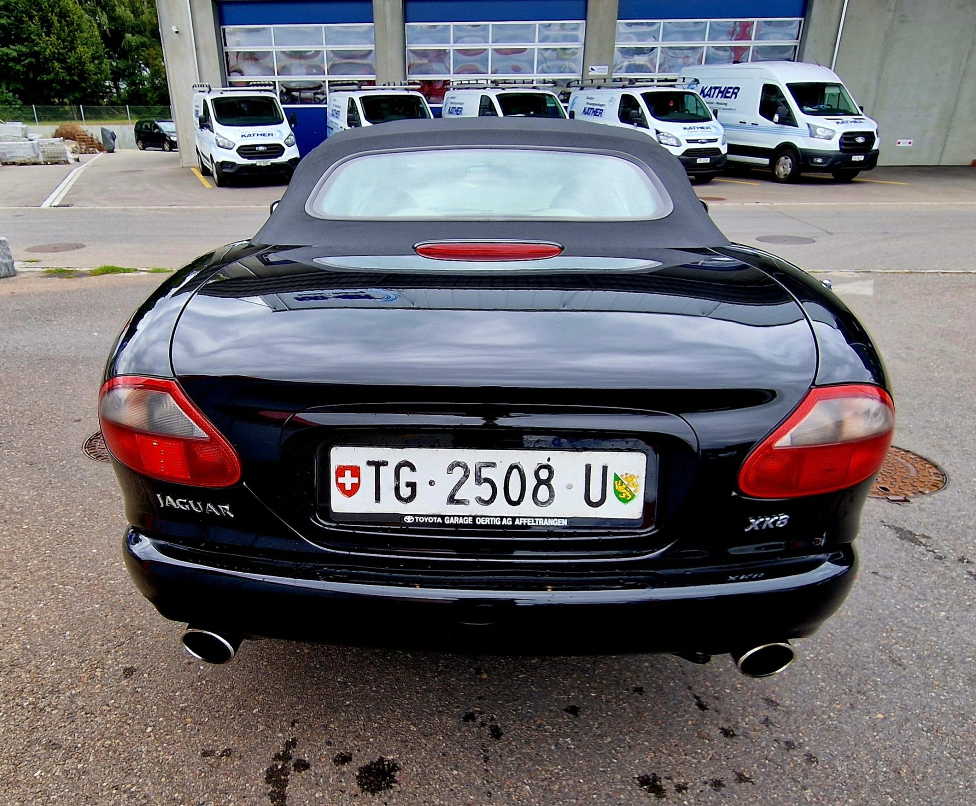 JAGUAR XK8 Convertible-image-7
