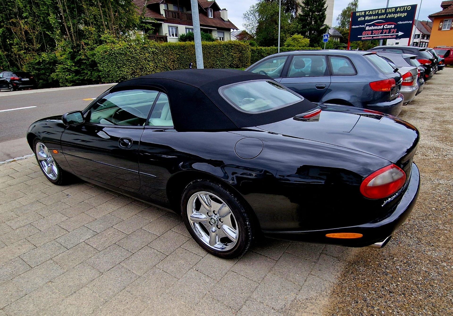 JAGUAR XK8 Convertible-image-6