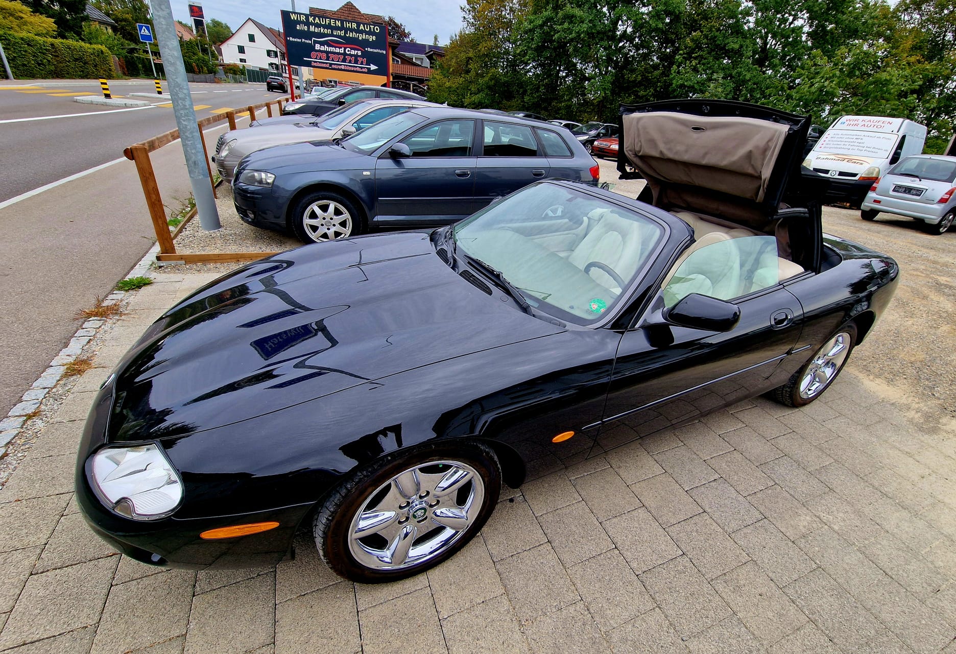 JAGUAR XK8 Convertible-image-2