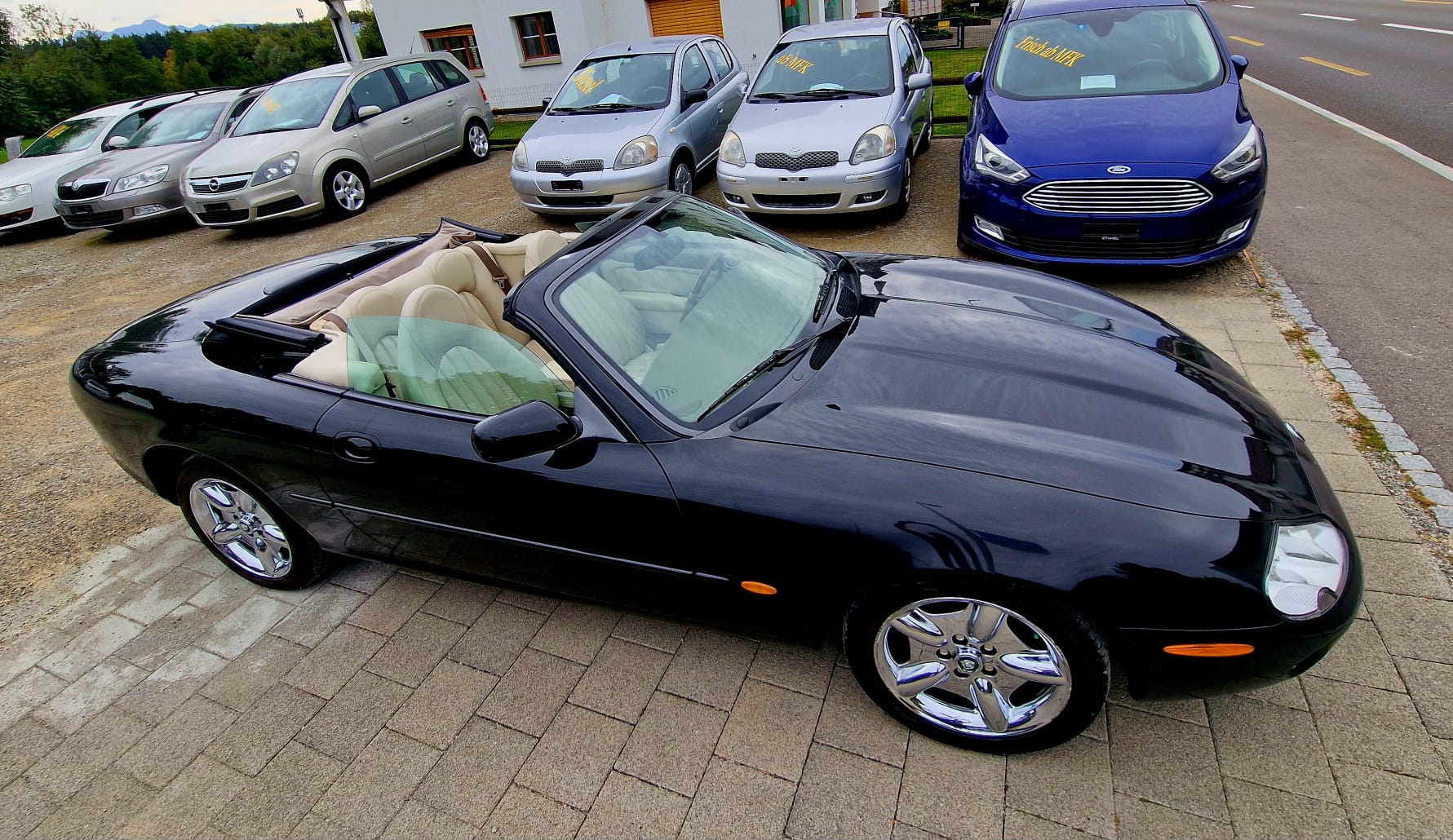 JAGUAR XK8 Convertible-image-4