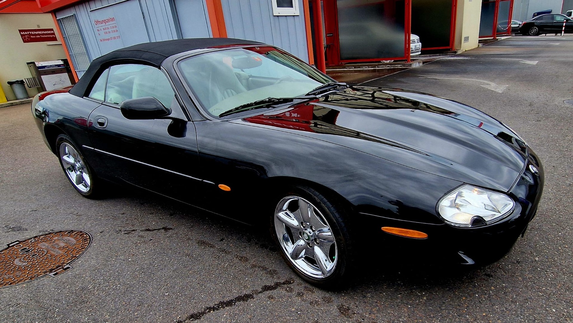 JAGUAR XK8 Convertible-image-5