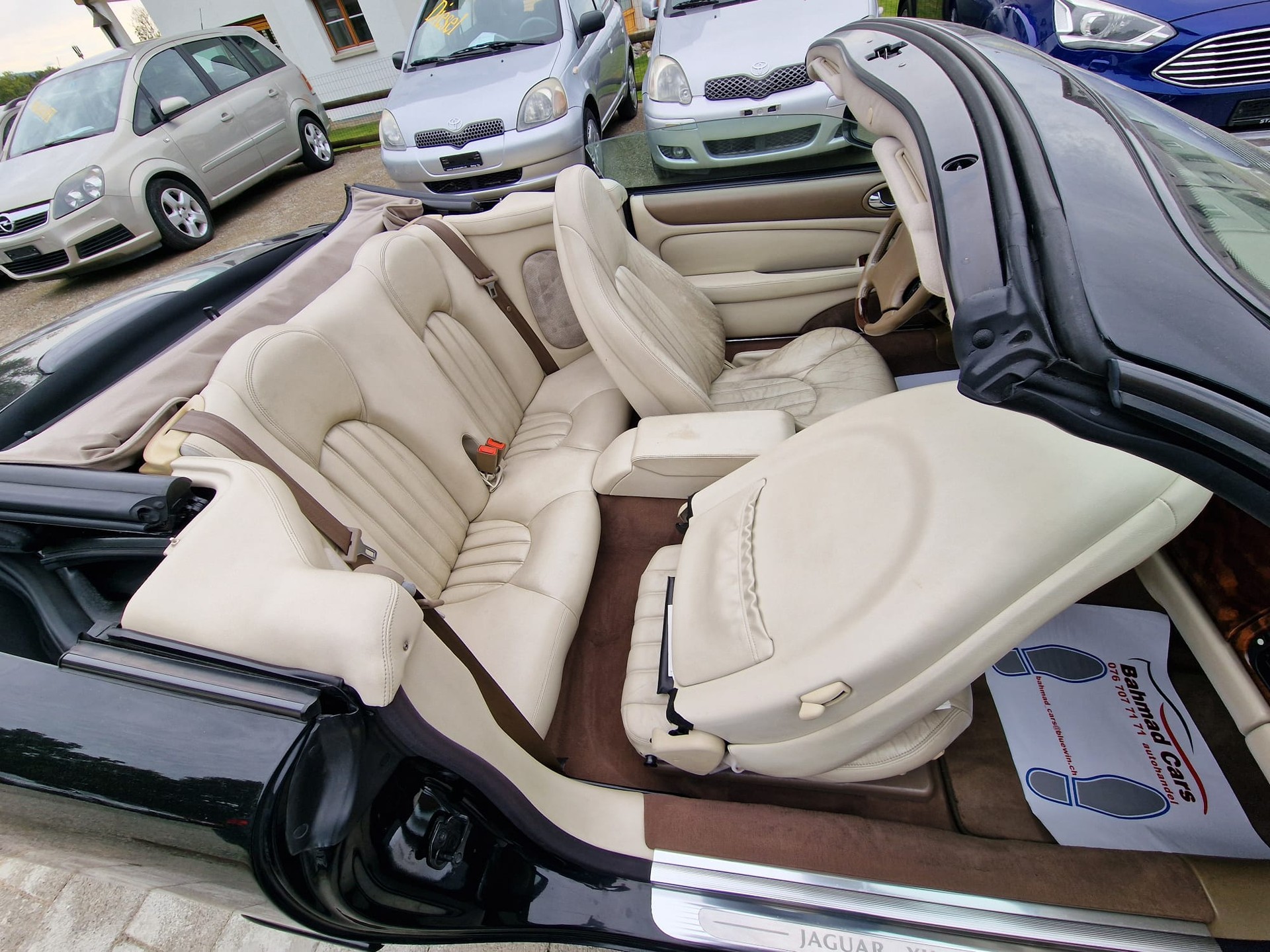 JAGUAR XK8 Convertible-image-12