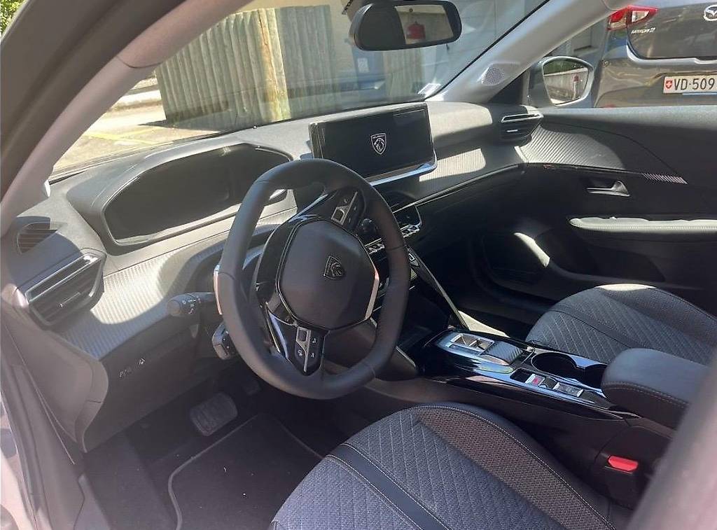 PEUGEOT 208 1.2 MHEV 110 Allure Premium-image-2