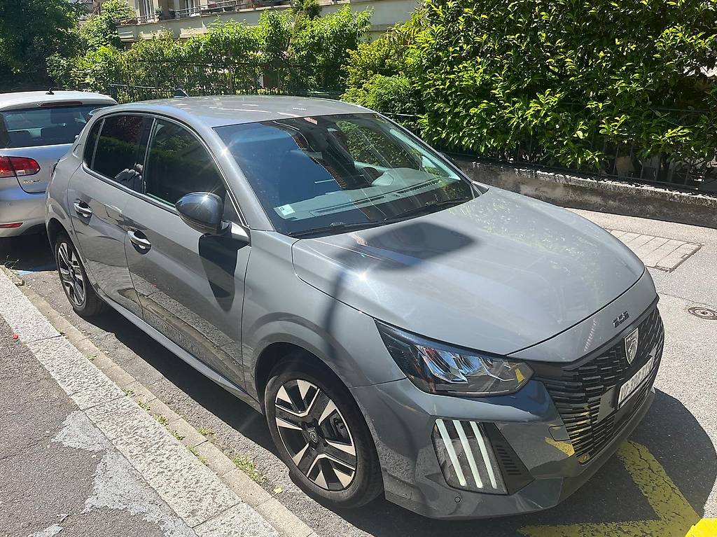 PEUGEOT 208 1.2 MHEV 110 Allure Premium-image-0