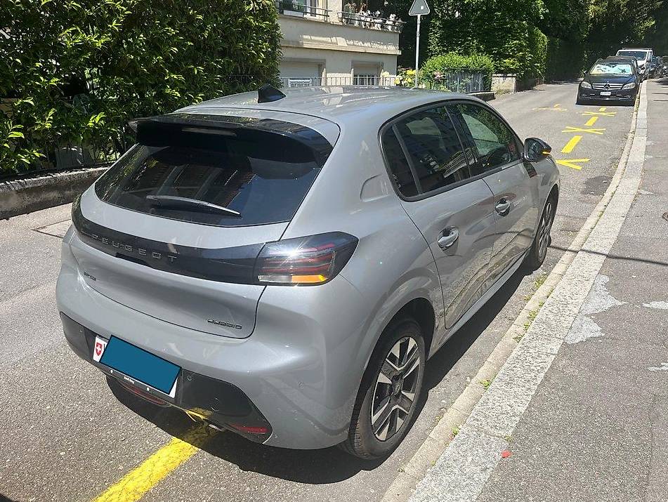 PEUGEOT 208 1.2 MHEV 110 Allure Premium-image-4