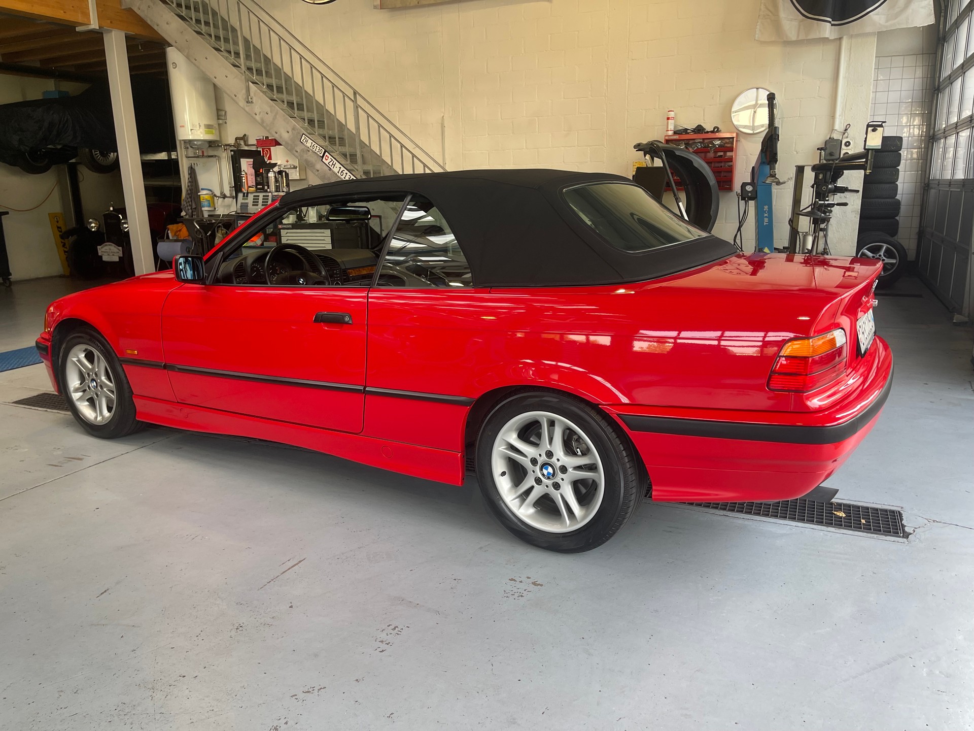BMW 318i-image-2