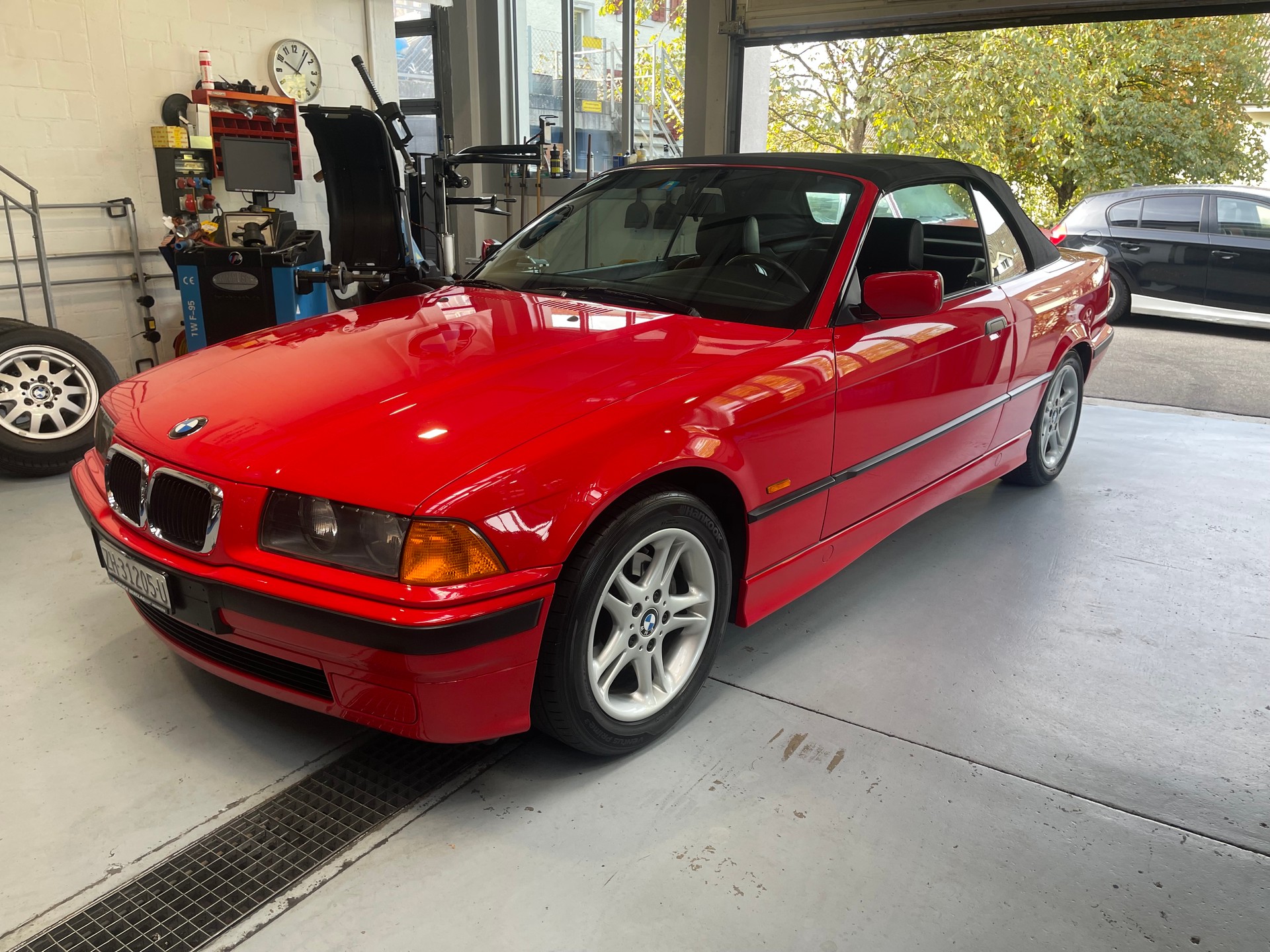 BMW 318i-image-1