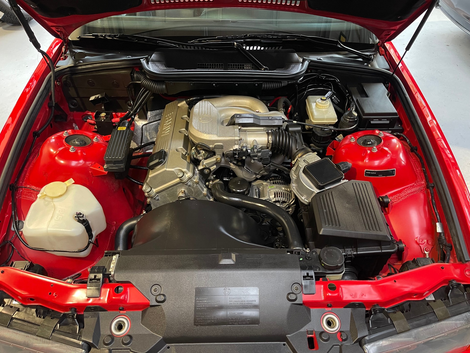BMW 318i-image-5
