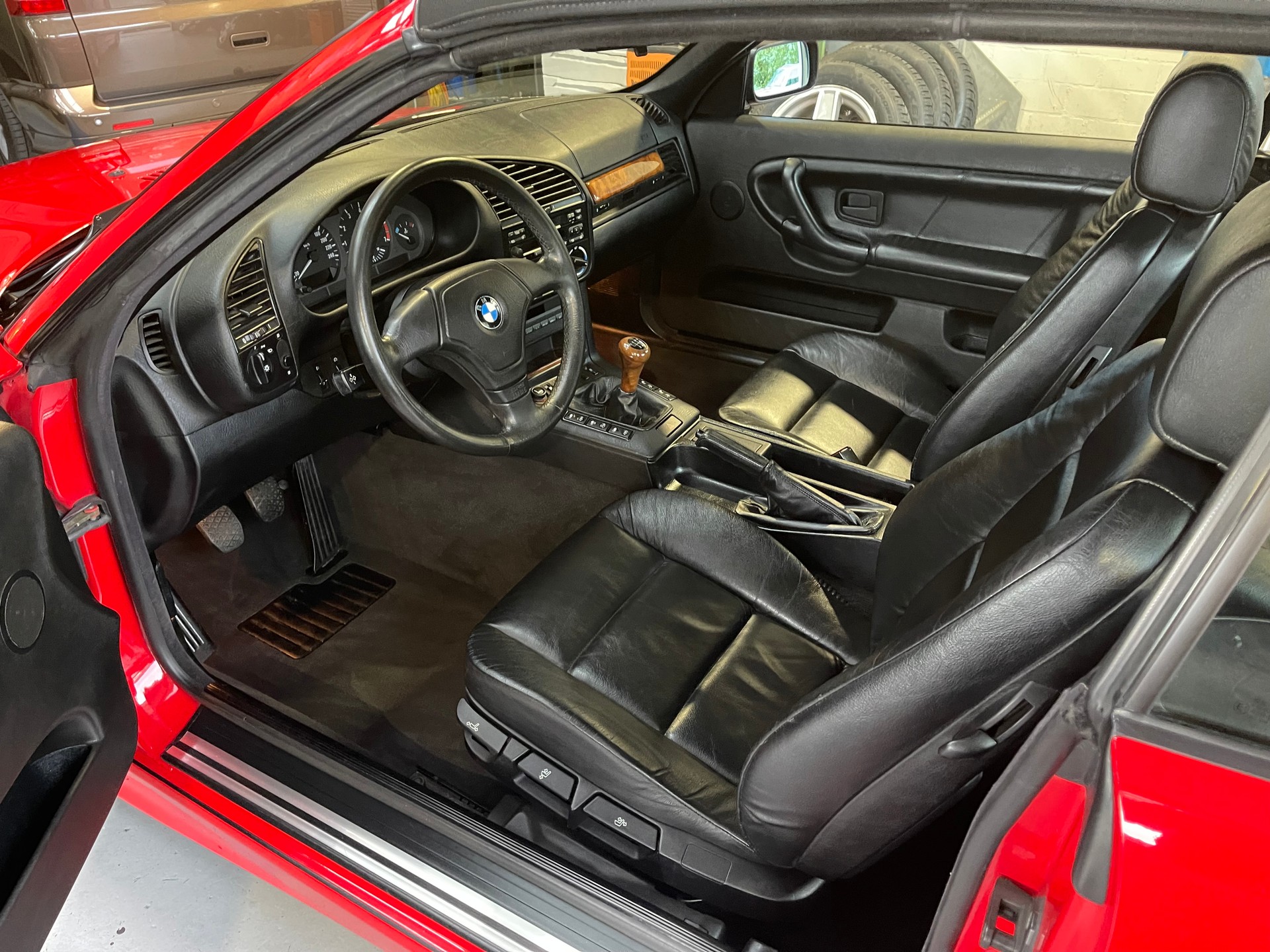 BMW 318i-image-4