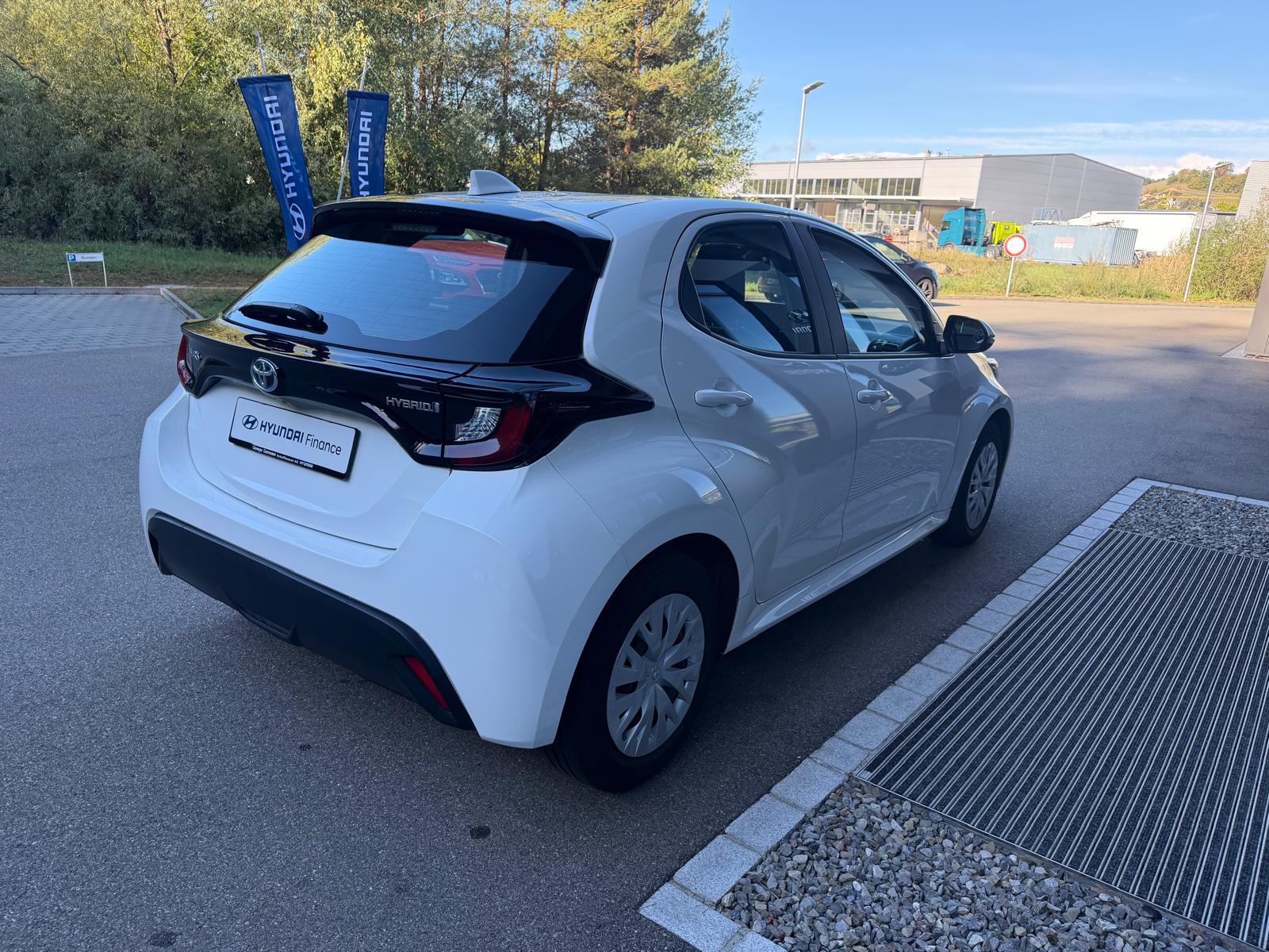 TOYOTA Yaris 1.5 Comfort e-CVT-image-8