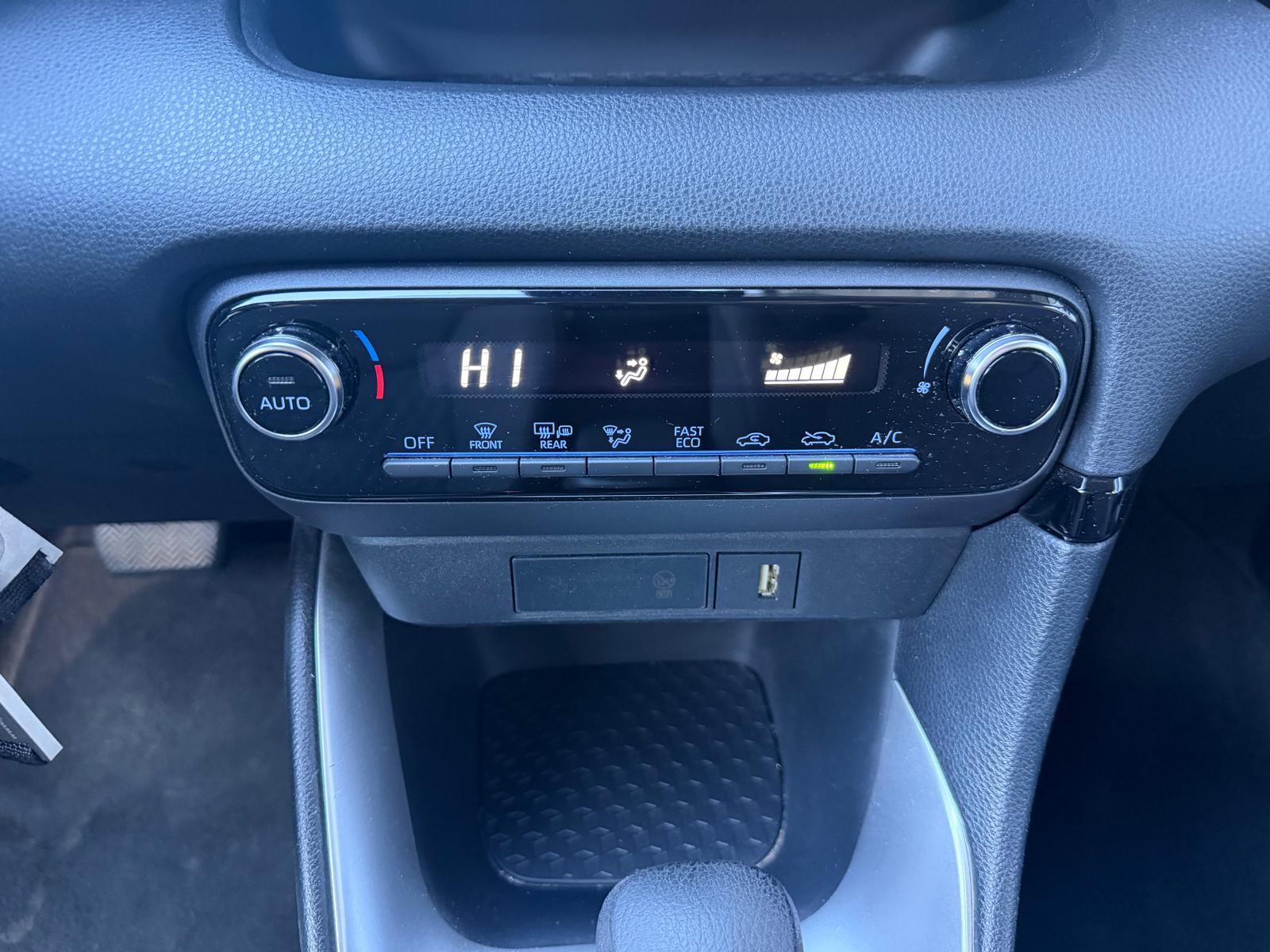 TOYOTA Yaris 1.5 Comfort e-CVT-image-19
