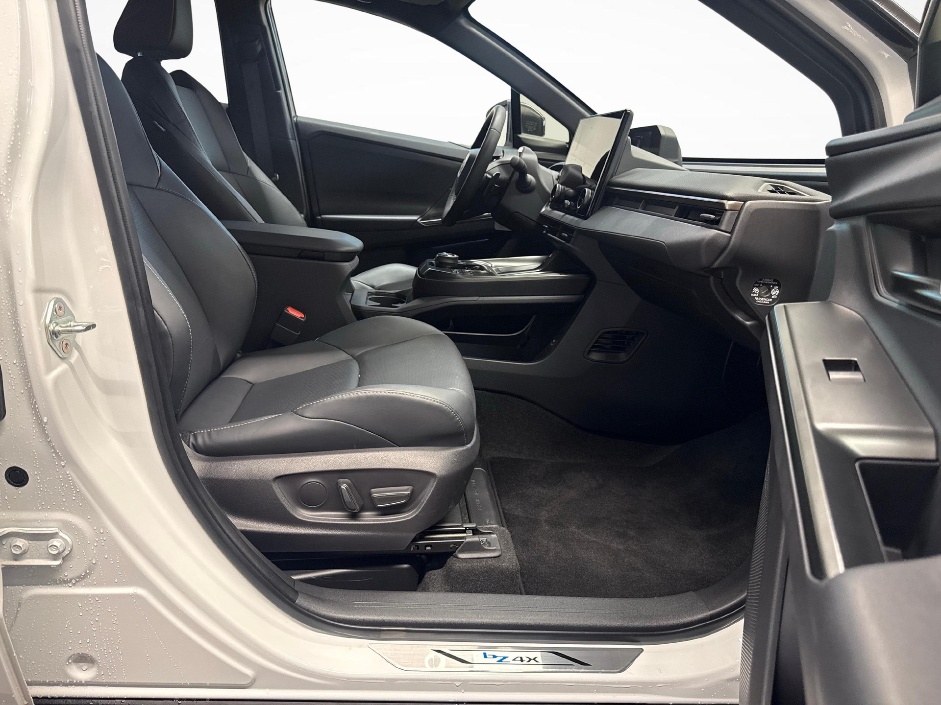 TOYOTA bZ4X Premium AWD + Ruote invernali & Servizi inclusi-image-9