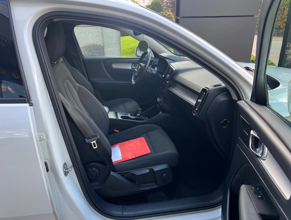 VOLVO XC40 B4 Benzin Mild Hybrid AWD Momentum Geartronic-image-15