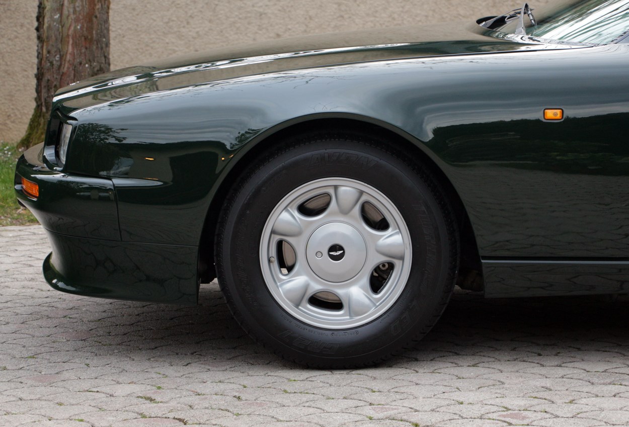 ASTON MARTIN Virage-image-17