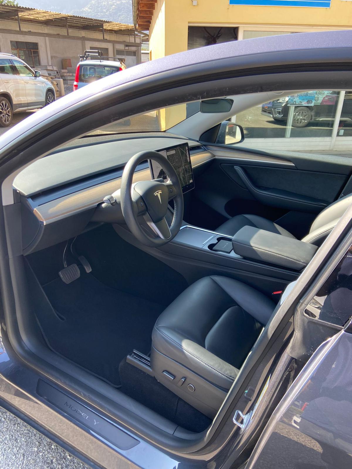TESLA Model Y Long Range-image-7