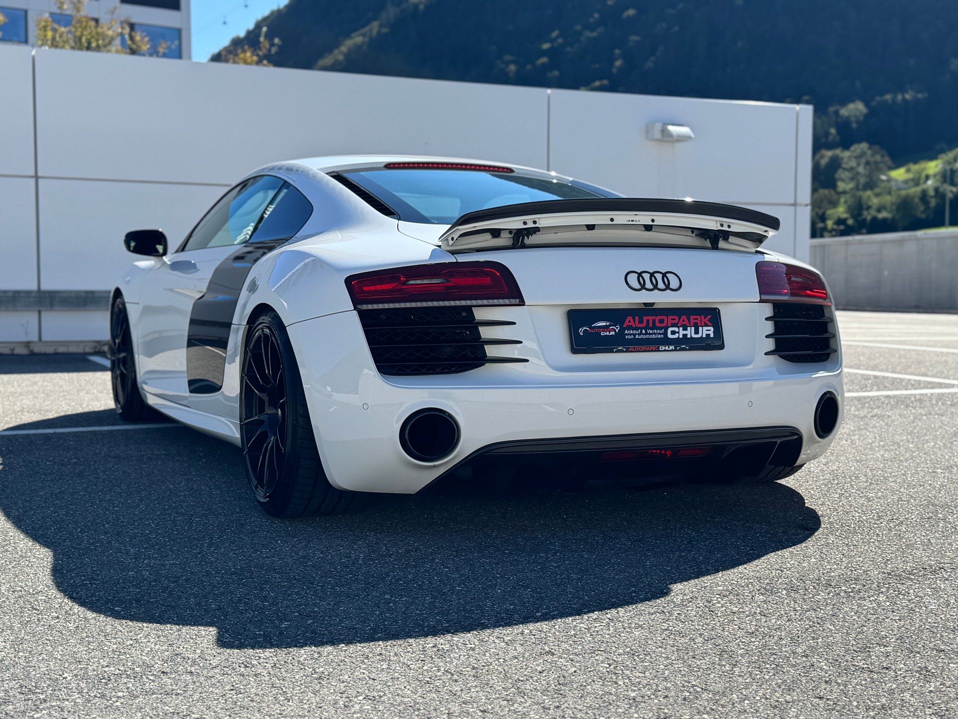 AUDI R8 plus Coupé 5.2 S-Tronic-image-2
