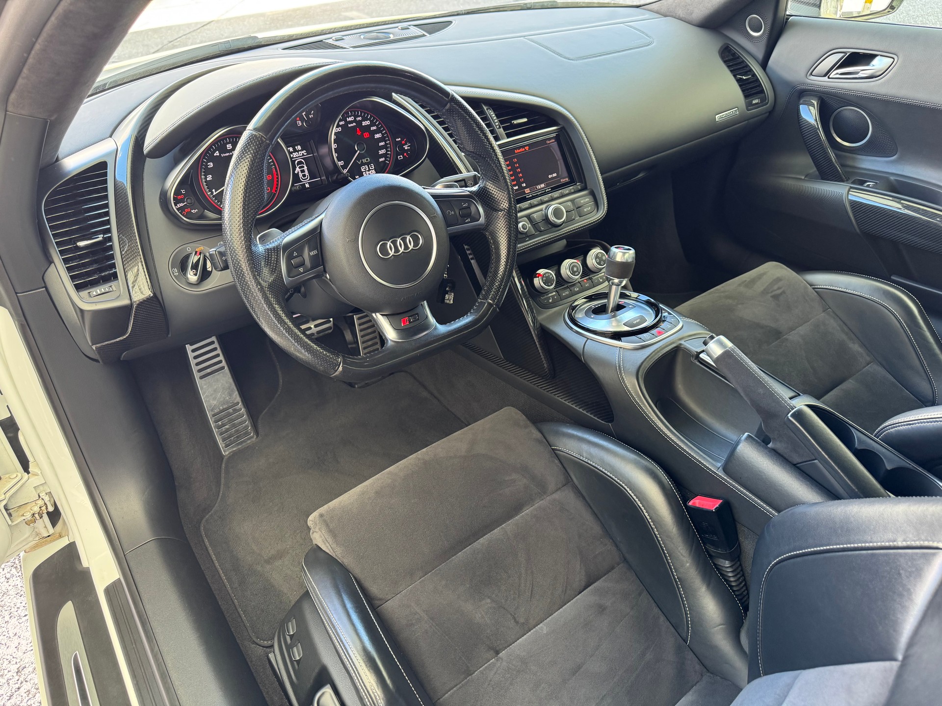 AUDI R8 plus Coupé 5.2 S-Tronic-image-12