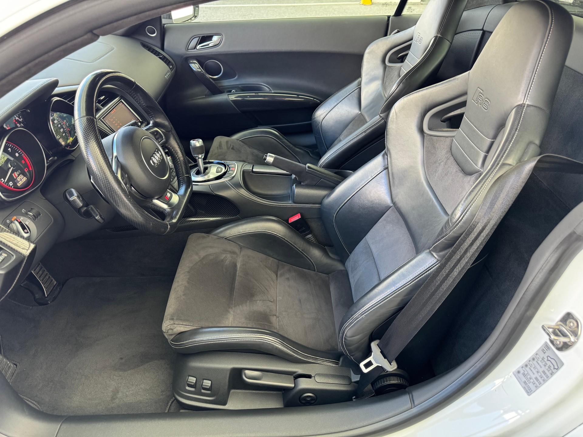 AUDI R8 plus Coupé 5.2 S-Tronic-image-11