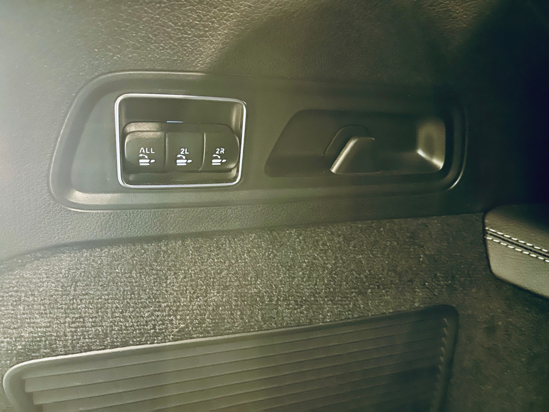 MERCEDES-BENZ GLS 350 d 4MATIC AMG Line-image-22