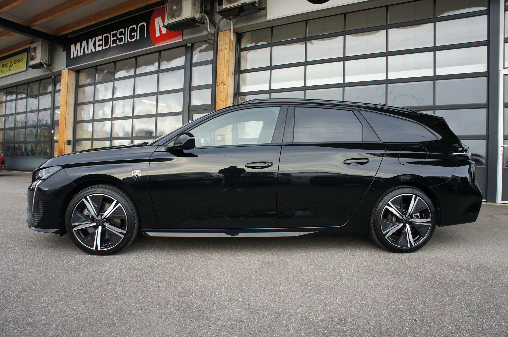PEUGEOT 308 SW 1.6 PHEV 180 GT-image-1
