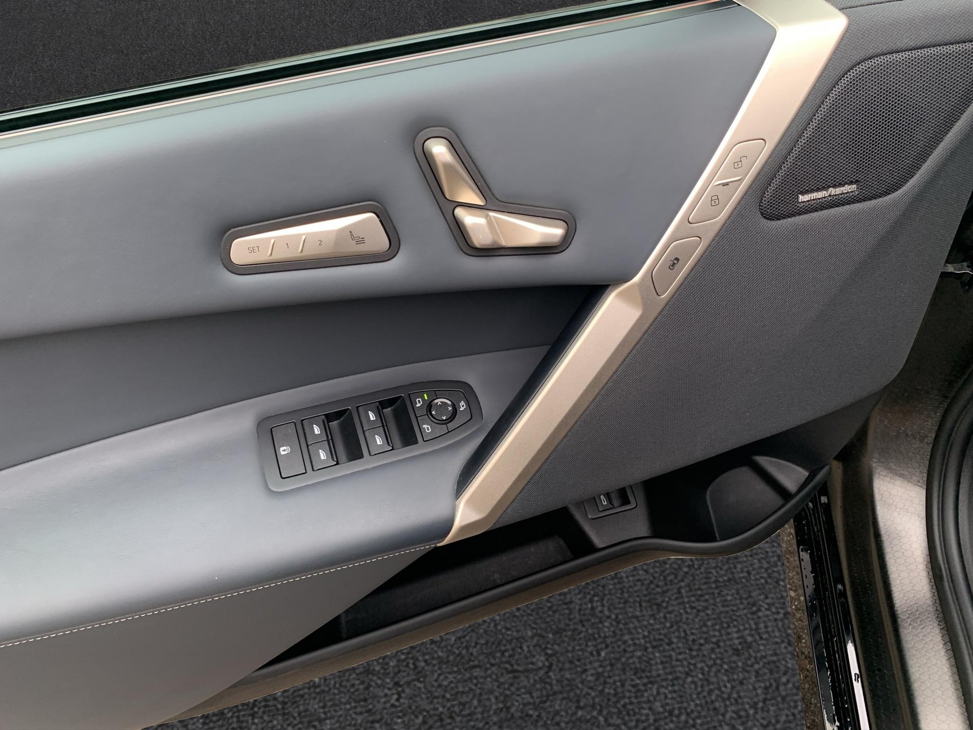 BMW iX xDrive50-image-10